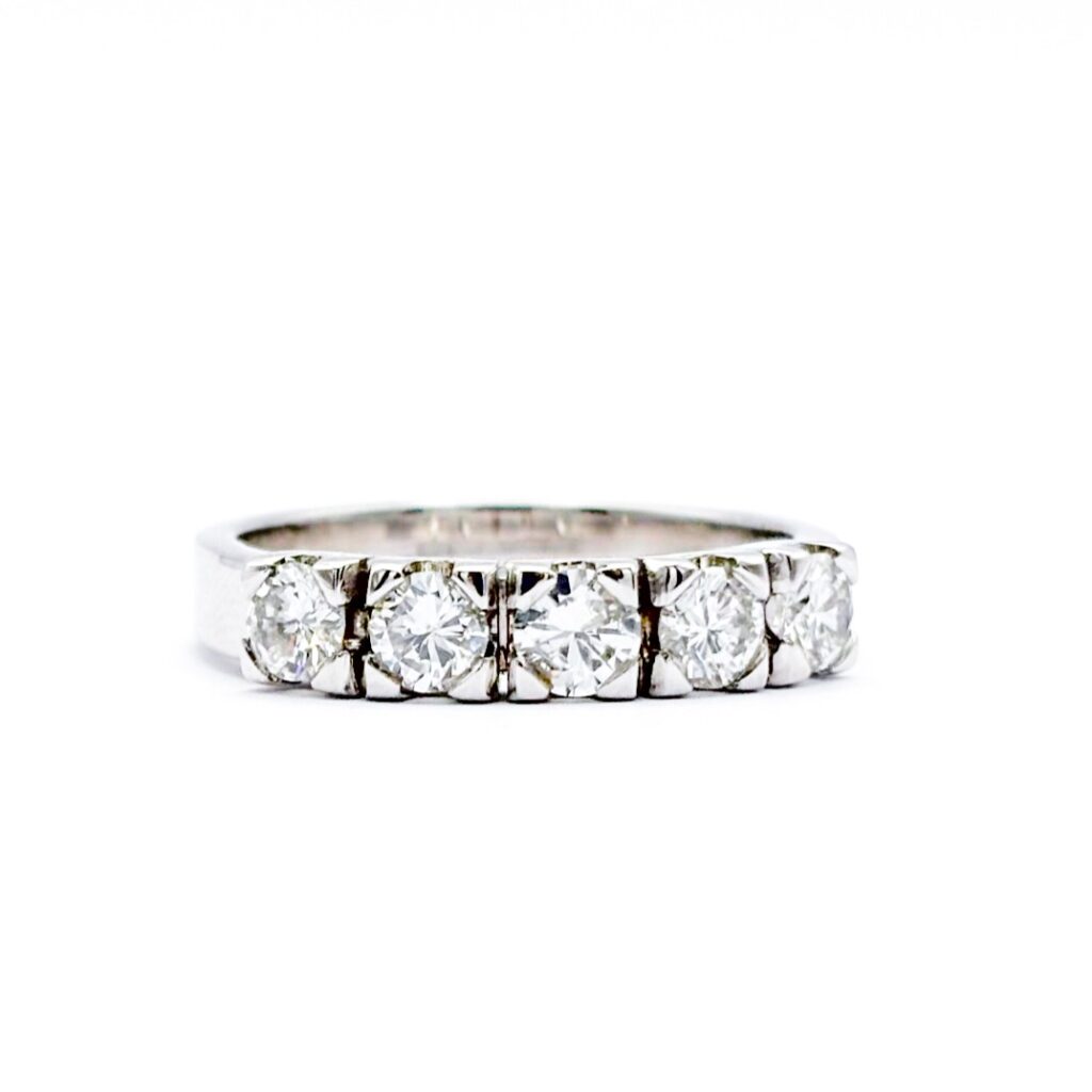 Eternity Ring in 18kt White Gold with Diamonds