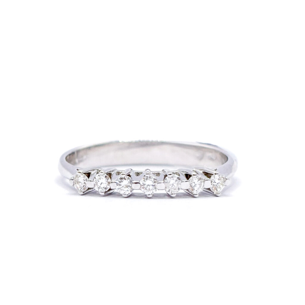 Eternity Ring in 18kt White Gold with 7 Diamonds