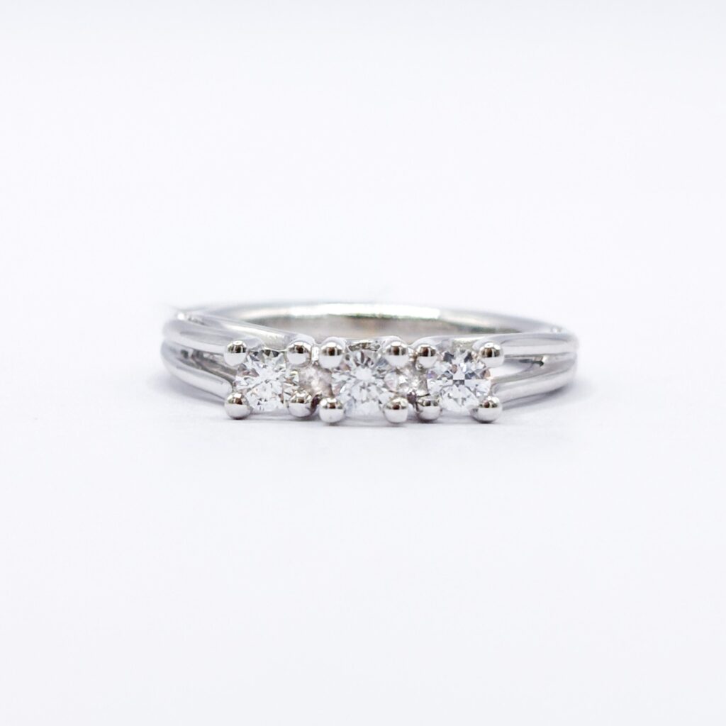 Trilogy Ring in 18kt White Gold with Diamonds