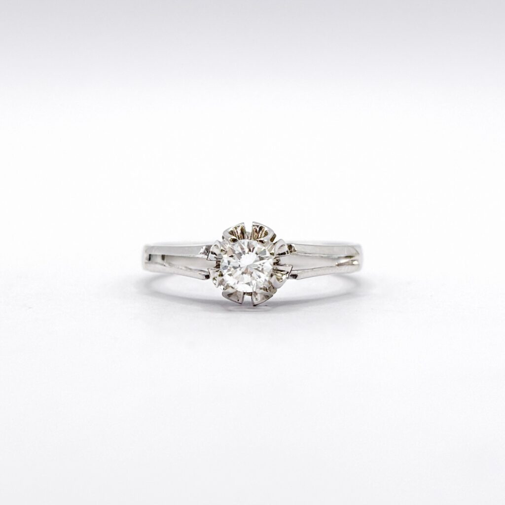 Solitaire Ring in 18kt White Gold with Diamond