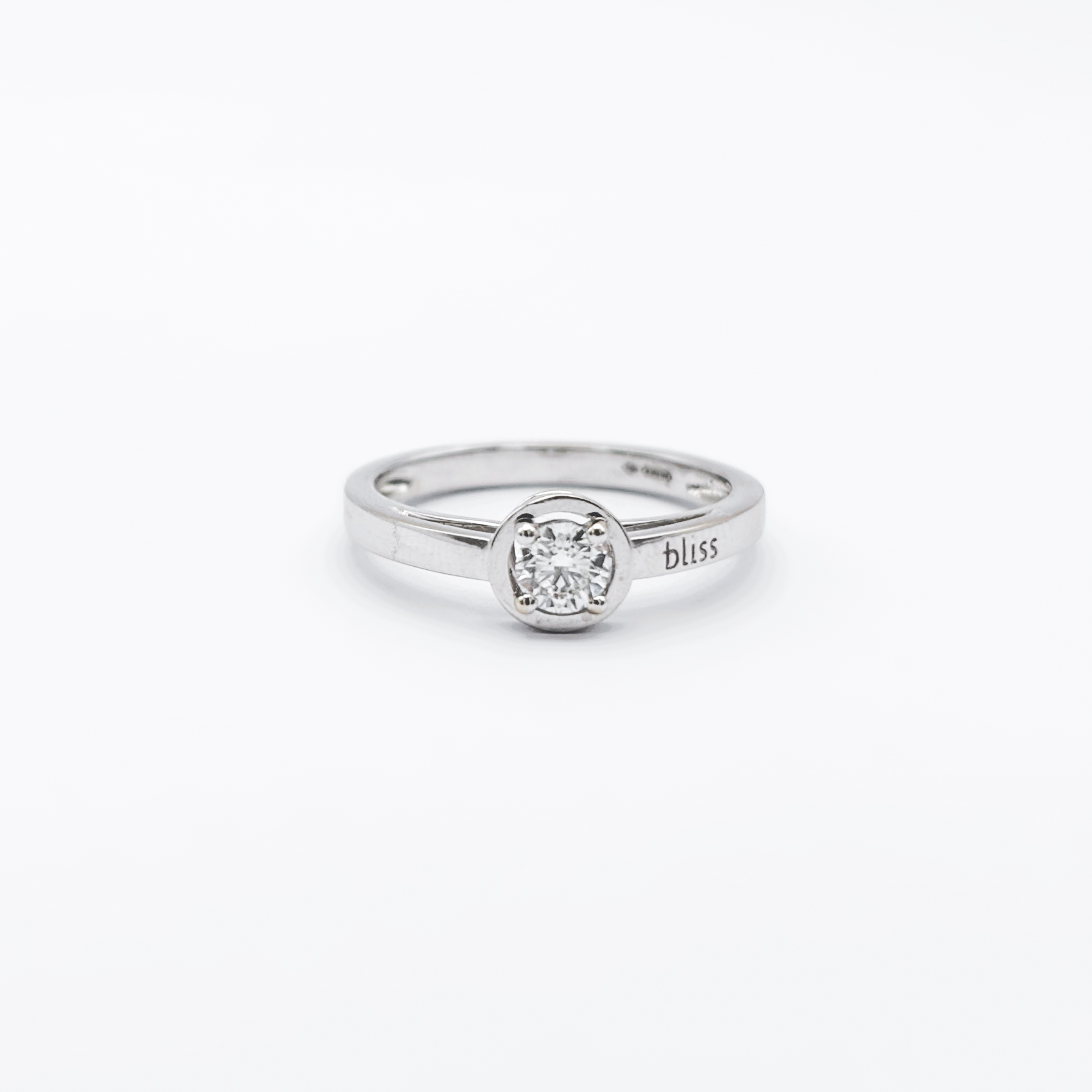 Bliss Solitaire Ring in 18kt White Gold with Diamond