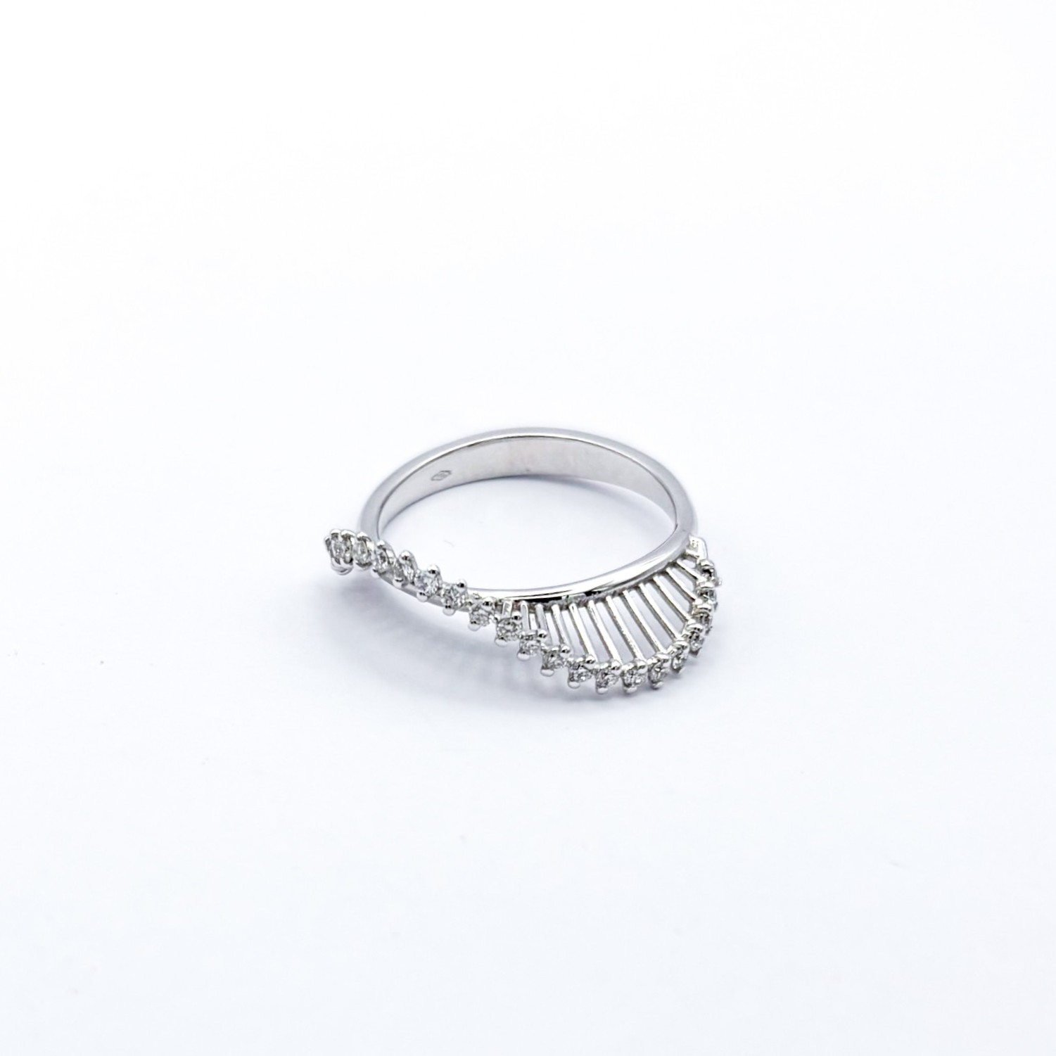 Anello Onda Diamanti in Oro Bianco 18 kt