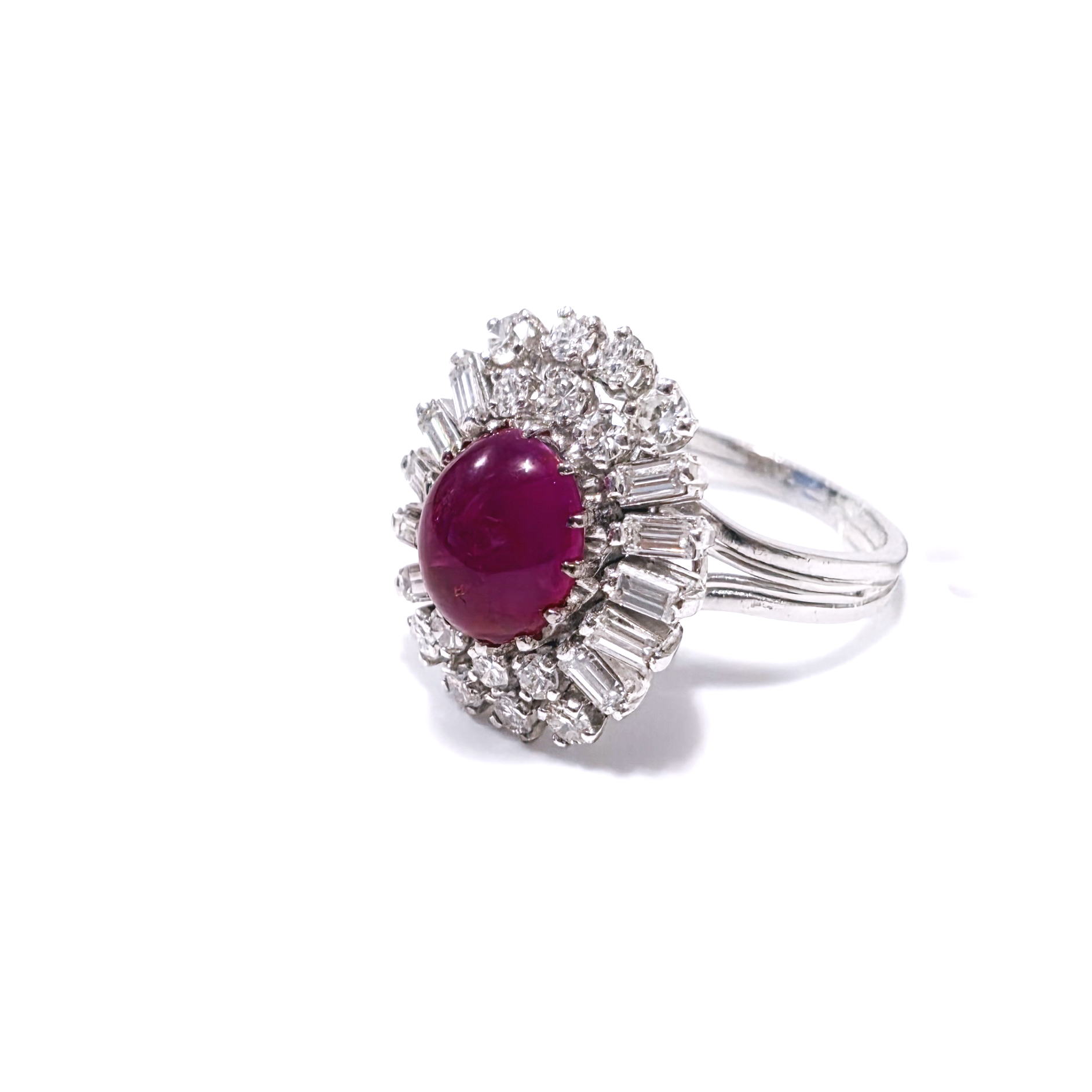 Anello in Oro Bianco 18 kt con Rubino Cabochon No Heat Burma e Diamanti - immagine 5