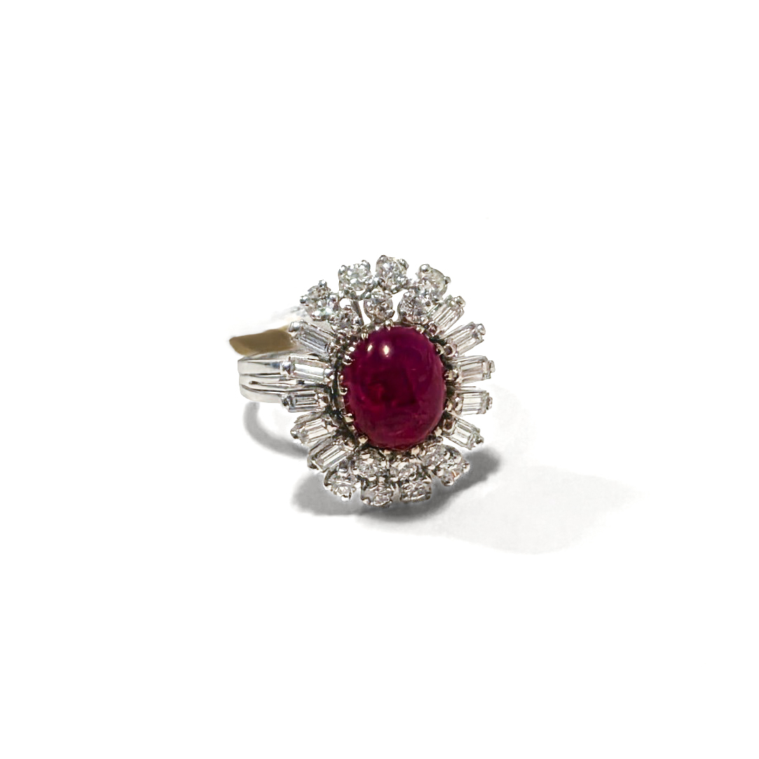 Anello in Oro Bianco 18 kt con Rubino Cabochon No Heat Burma e Diamanti - immagine 2