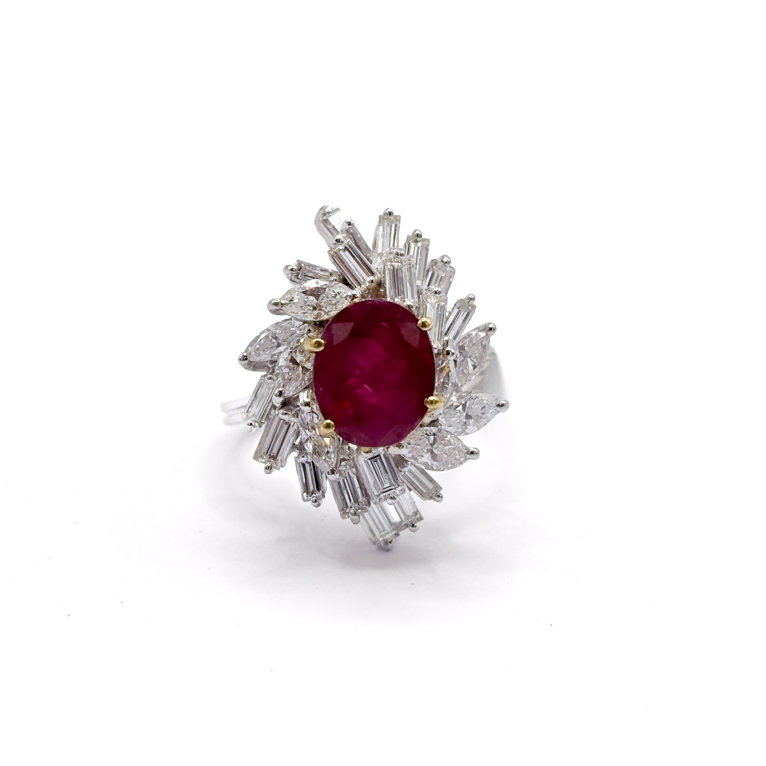 Anello in Oro Bianco 18 kt con Rubino No Heat Burma ct 4,29 e Diamanti