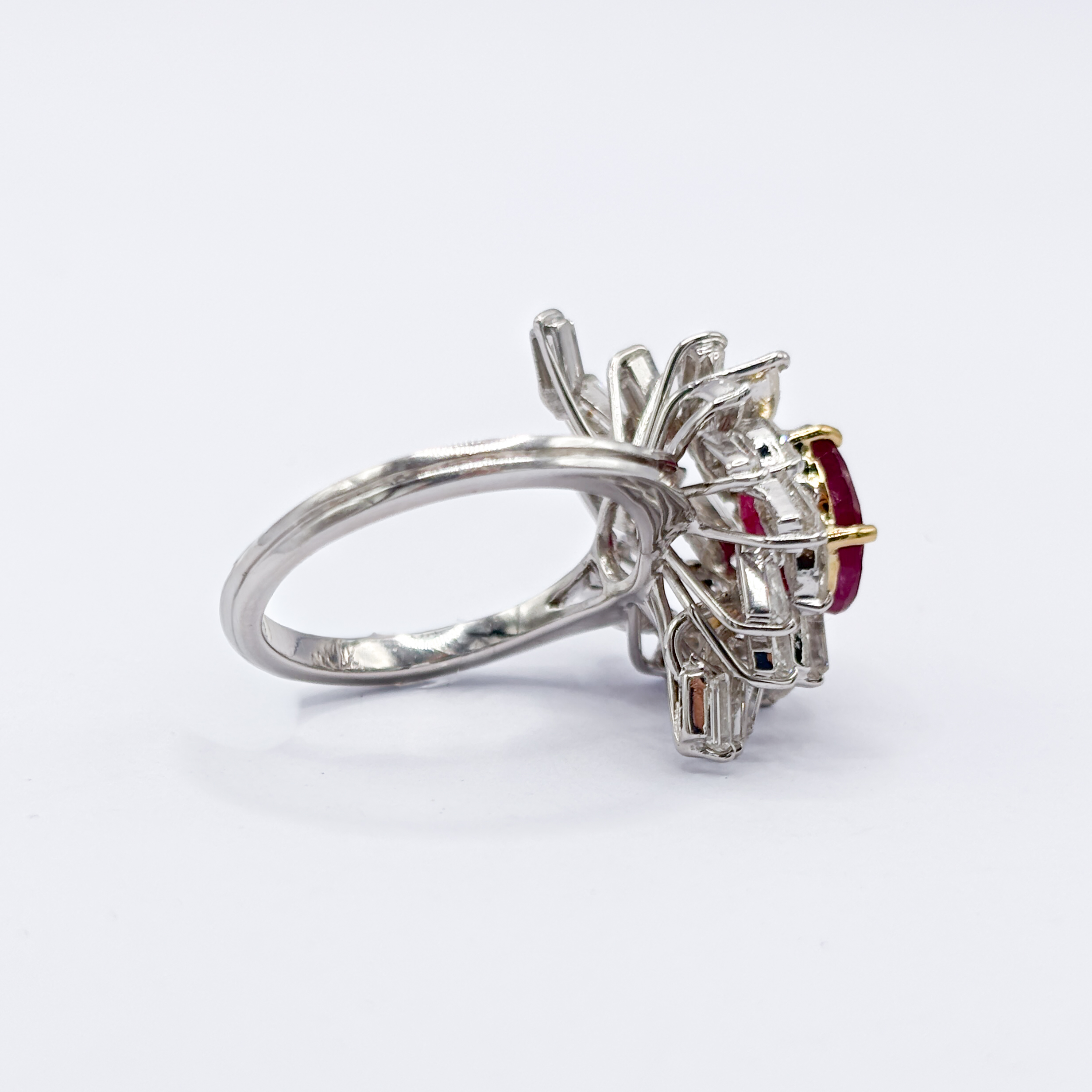 Anello in Oro Bianco 18 kt con Rubino No Heat Burma ct 4,29 e Diamanti - immagine 5