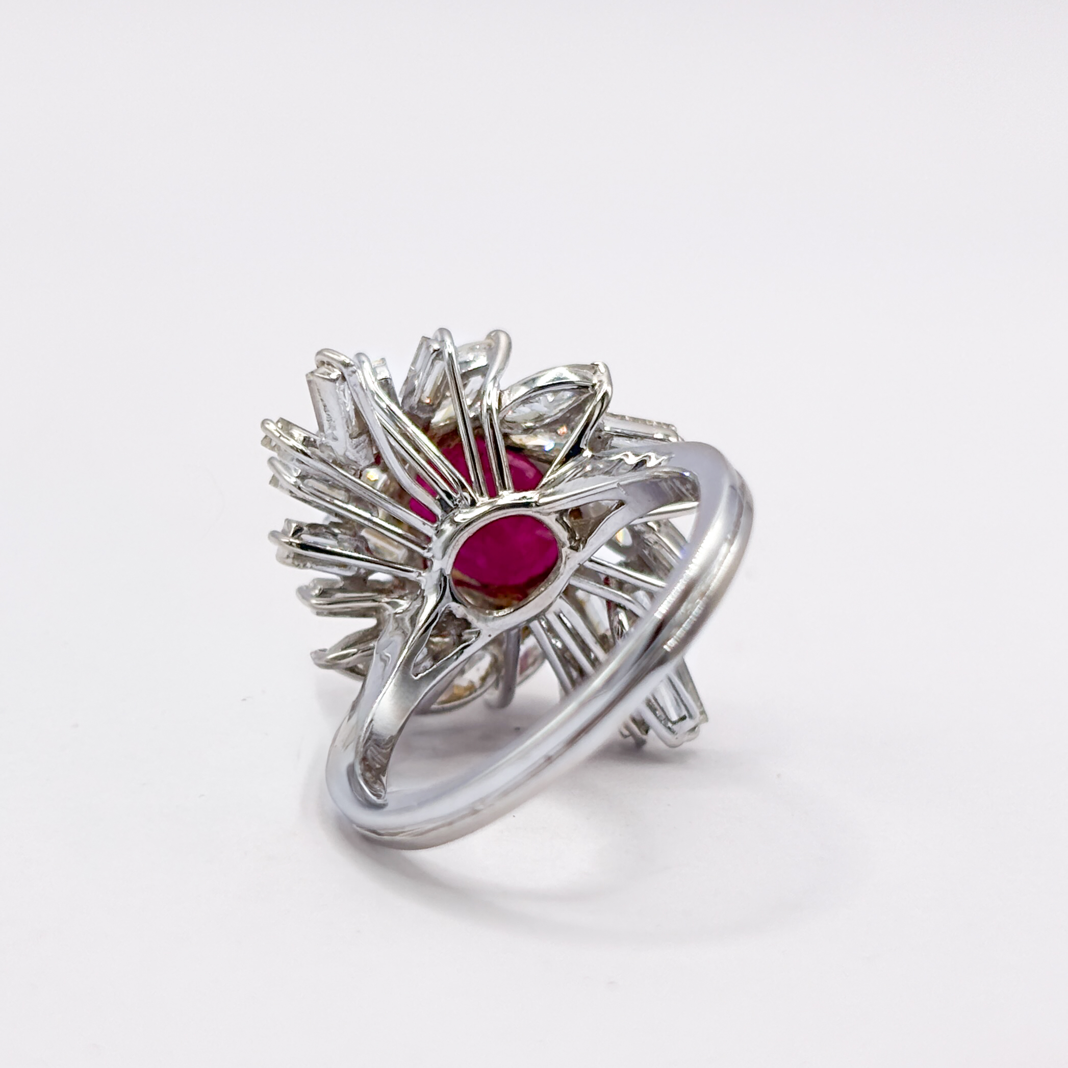 Anello in Oro Bianco 18 kt con Rubino No Heat Burma ct 4,29 e Diamanti - immagine 6