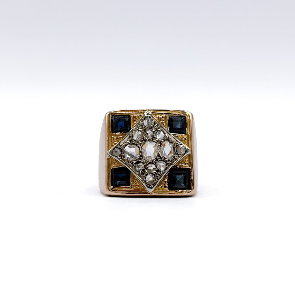Shield Ring in 18kt Yellow Gold with Diamonds and Sapphires