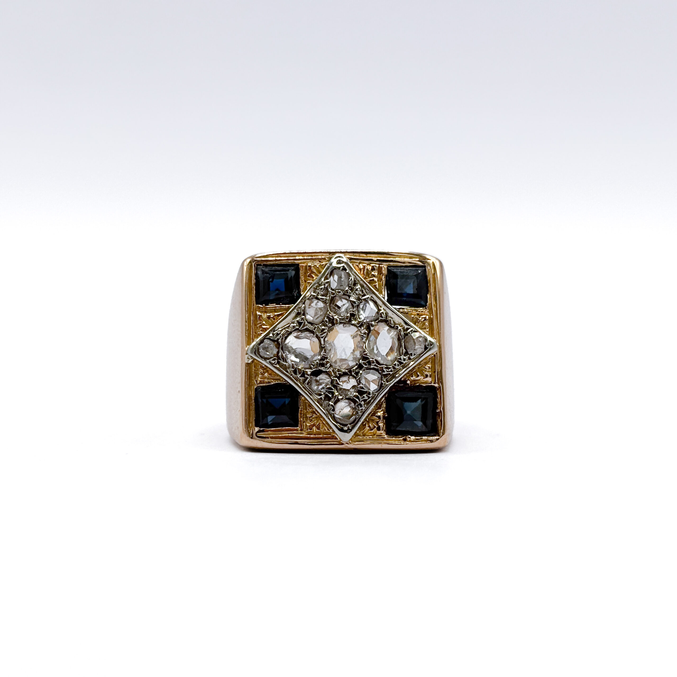 Shield Ring in 18kt Yellow Gold with Diamonds and Sapphires