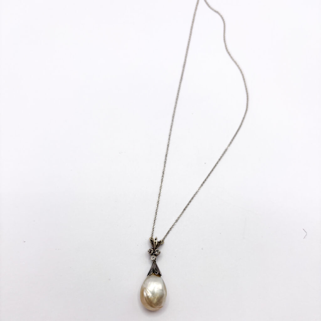 Necklace with Natural Pearl and Diamonds in 18 kt Gold
