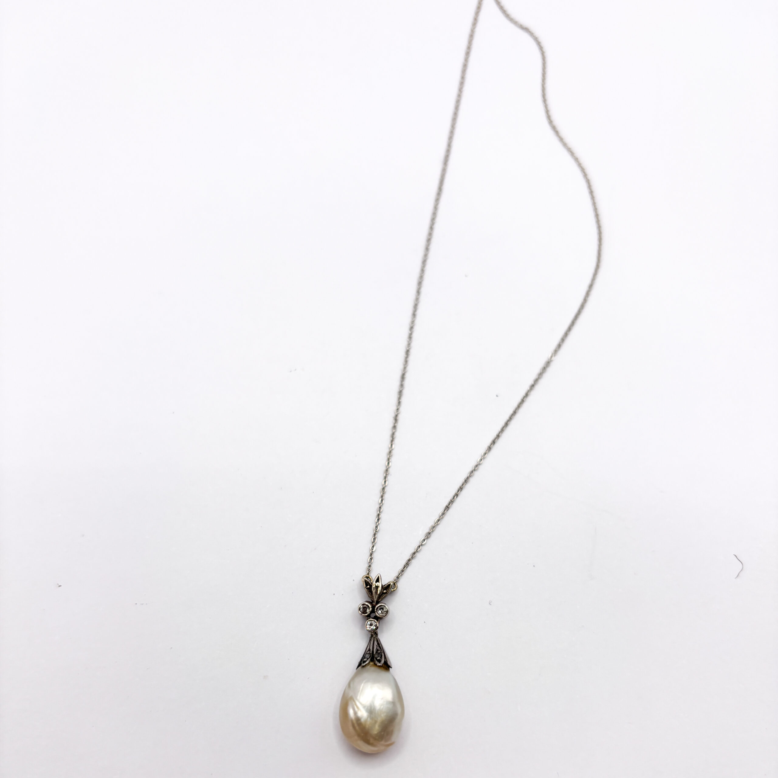 Necklace with Natural Pearl and Diamonds in 18 kt Gold