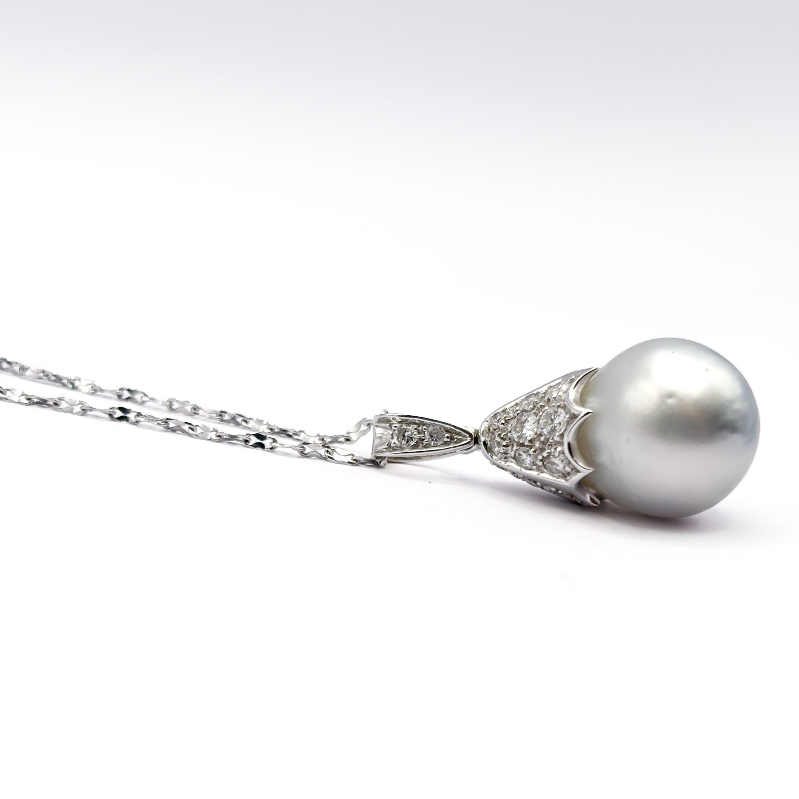 Necklace with Australian Pearl and Diamonds in 18 kt White Gold