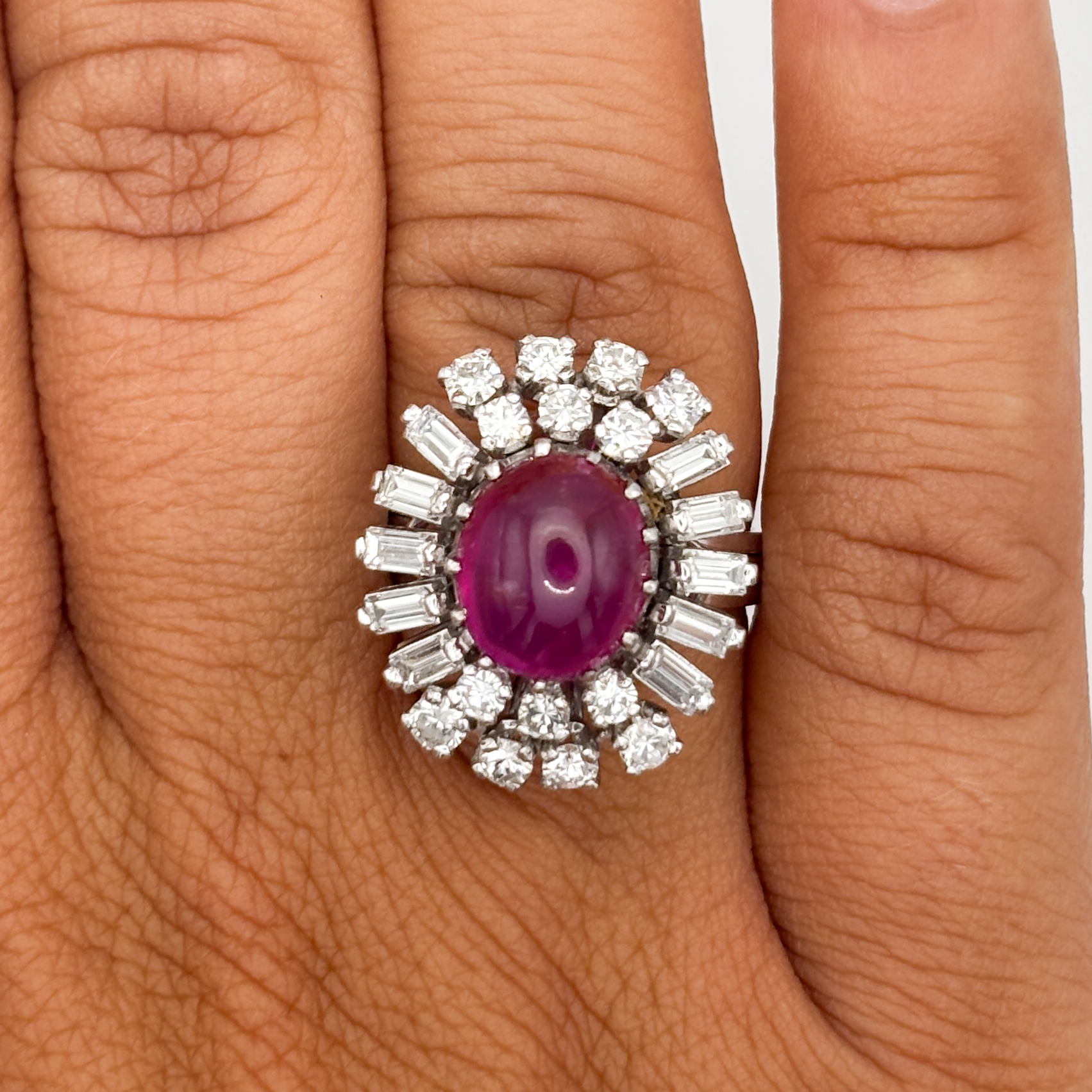Anello in Oro Bianco 18 kt con Rubino Cabochon No Heat Burma e Diamanti - immagine 8