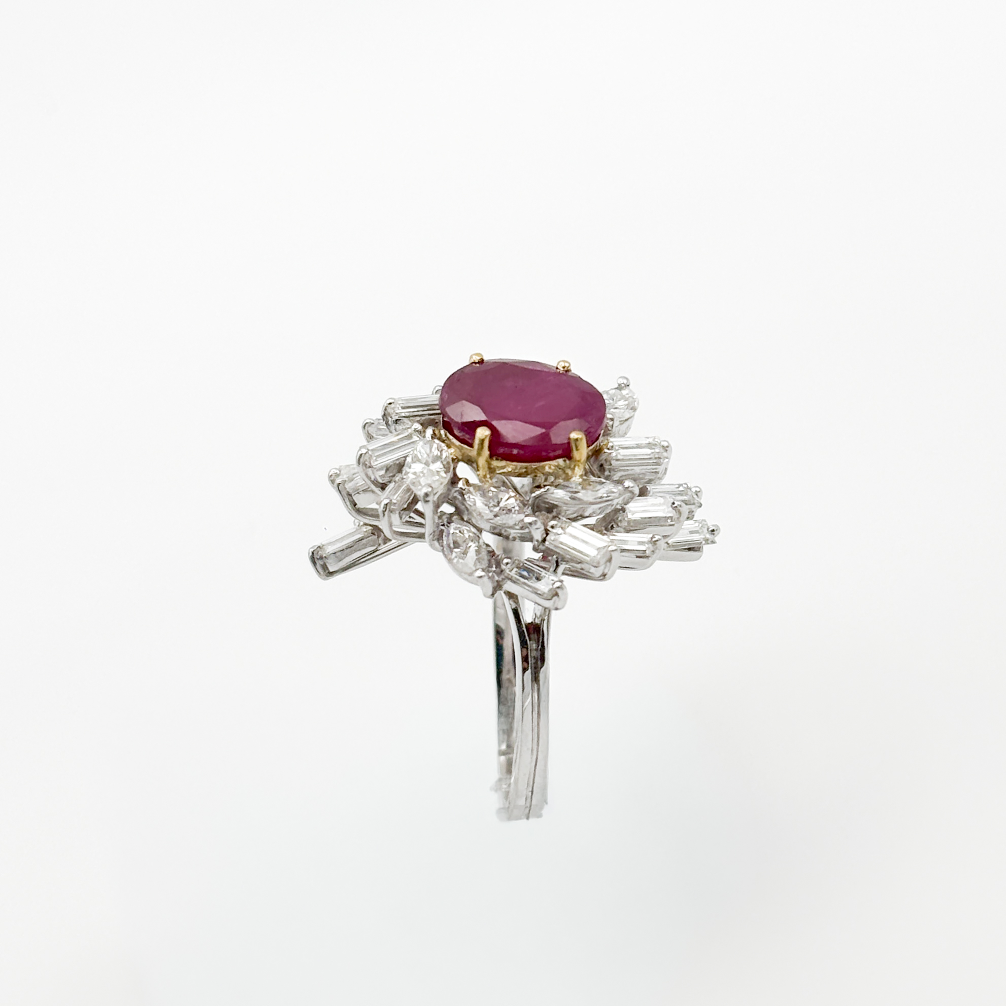 Anello in Oro Bianco 18 kt con Rubino No Heat Burma ct 4,29 e Diamanti - immagine 4