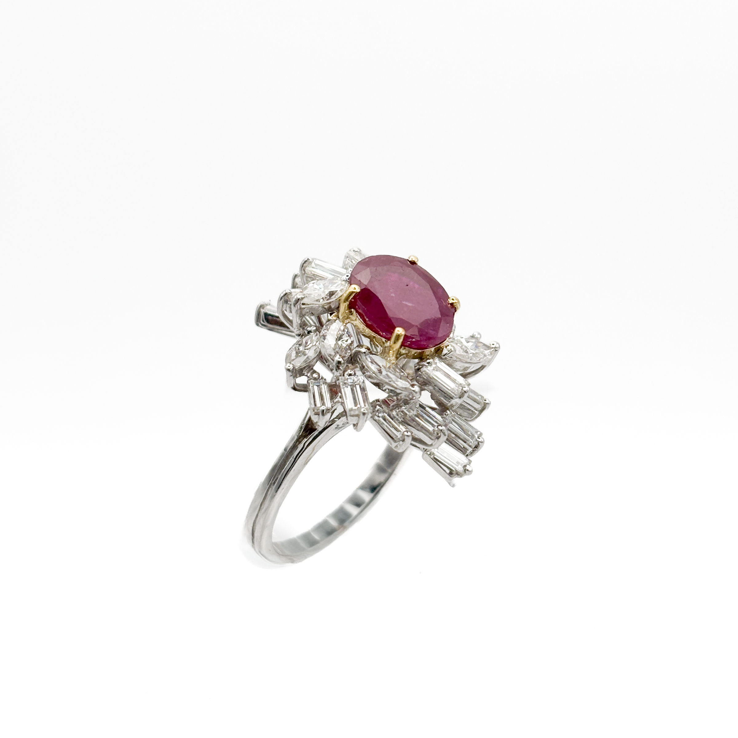 Anello in Oro Bianco 18 kt con Rubino No Heat Burma ct 4,29 e Diamanti - immagine 3