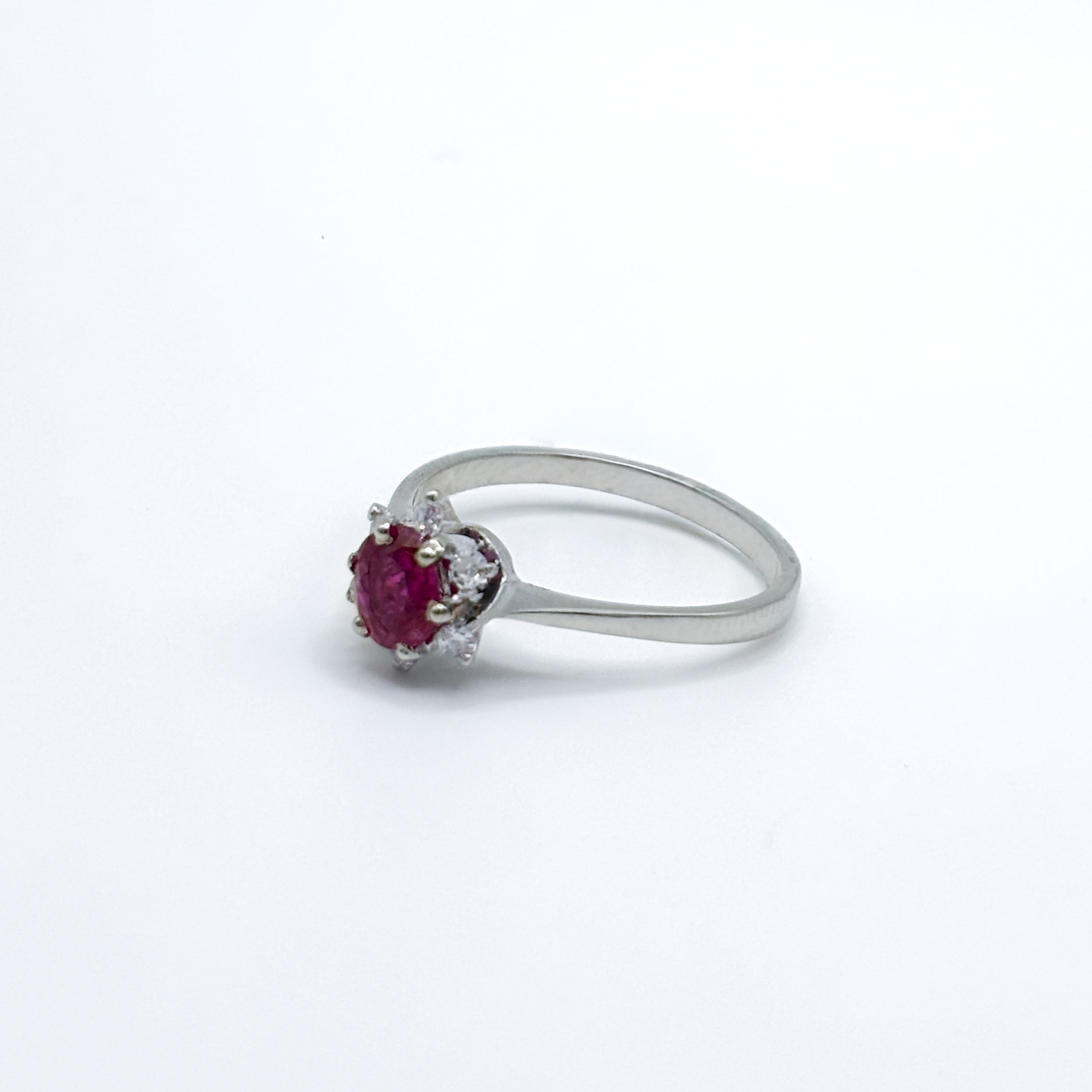 Anello in Oro Bianco 18 kt con Rubino No Heat e Diamanti - immagine 5