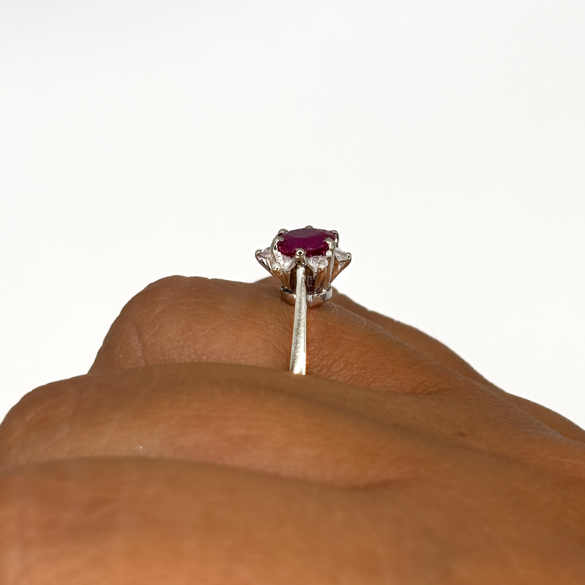 Anello in Oro Bianco 18 kt con Rubino No Heat e Diamanti - immagine 8