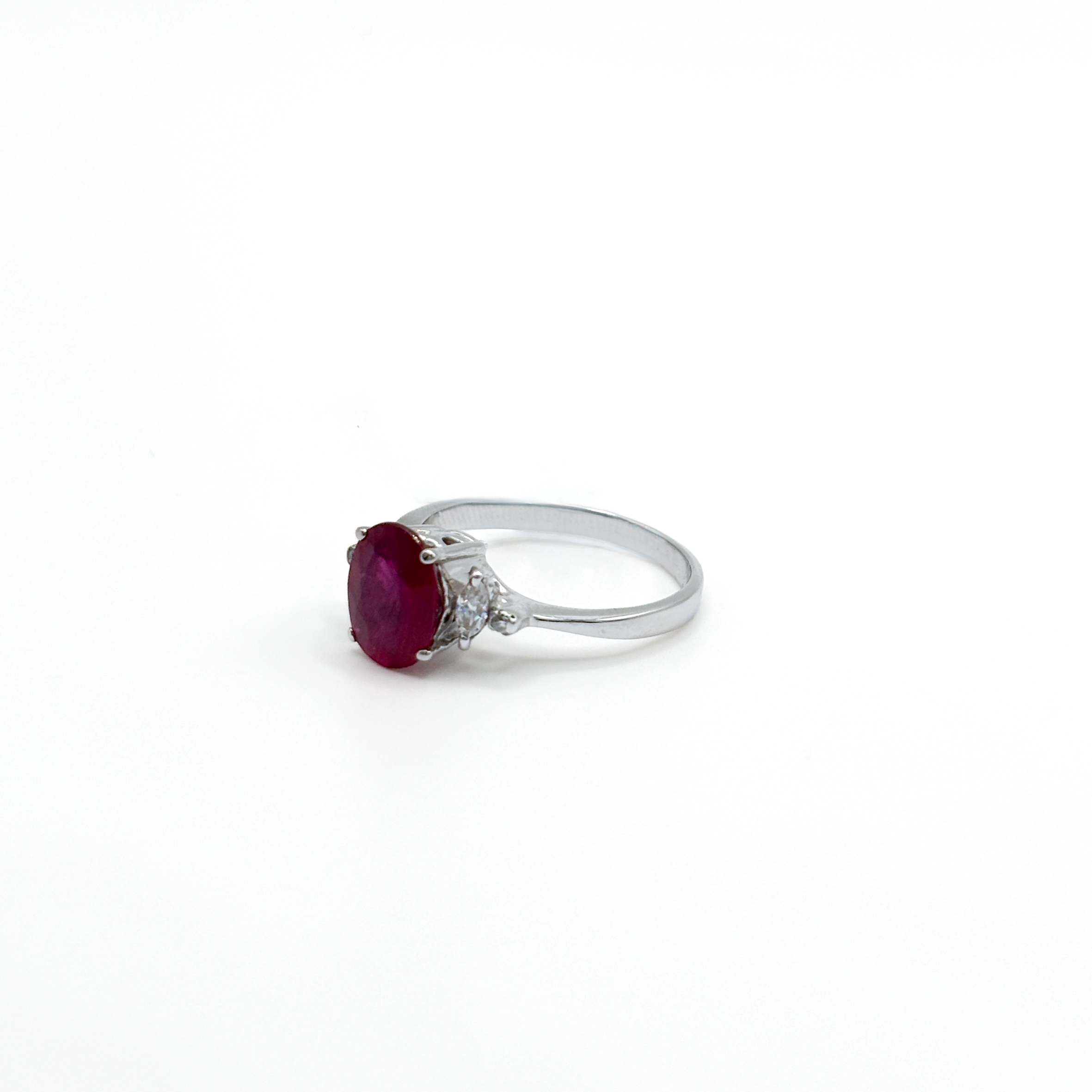 Anello in Oro Bianco 18 kt con Rubino Taglio Ovale e Diamanti - immagine 2