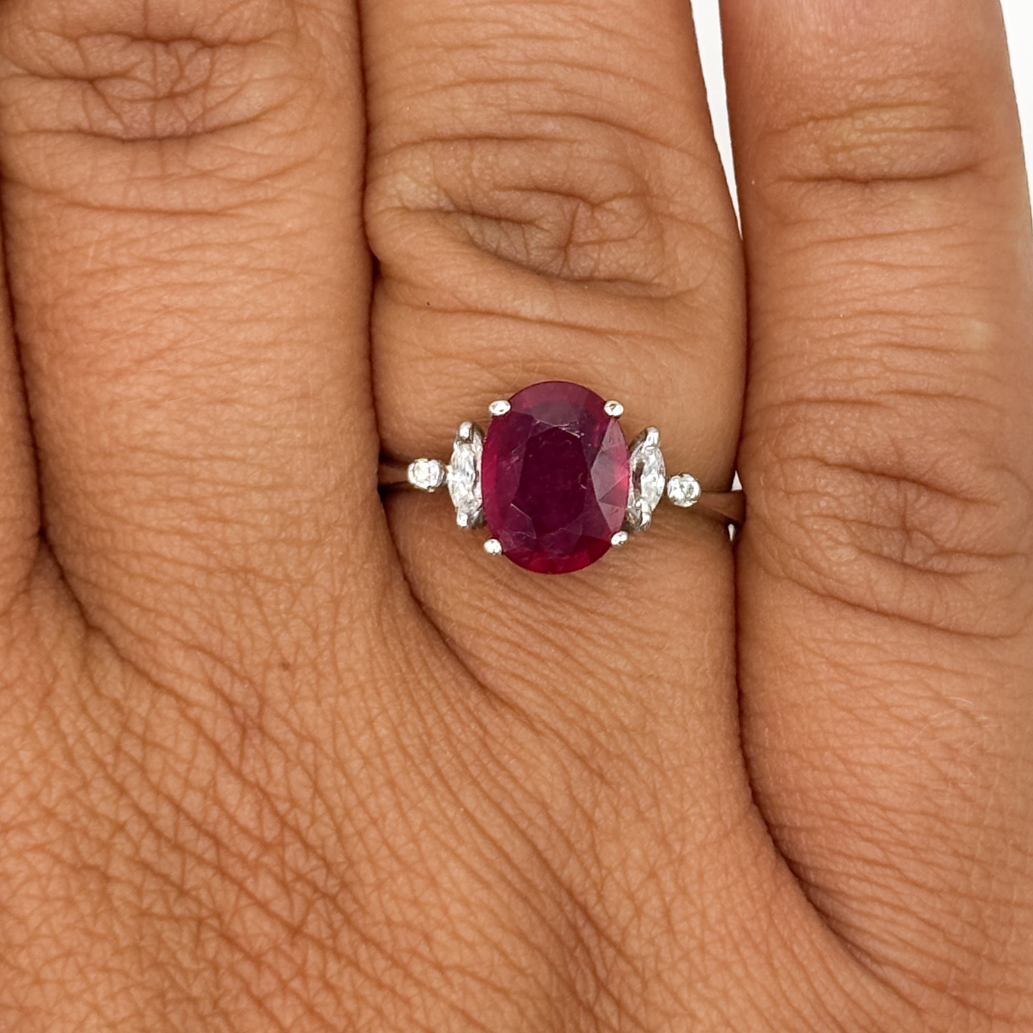 Anello in Oro Bianco 18 kt con Rubino Taglio Ovale e Diamanti - immagine 6