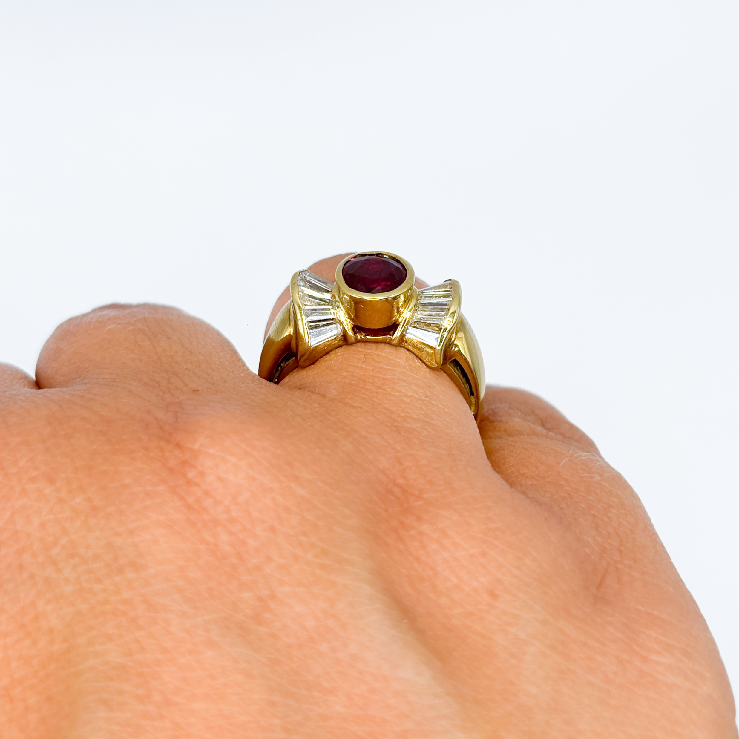 Yellow Gold 18 kt Ring with Oval-Cut Ruby and Diamonds - Image 3