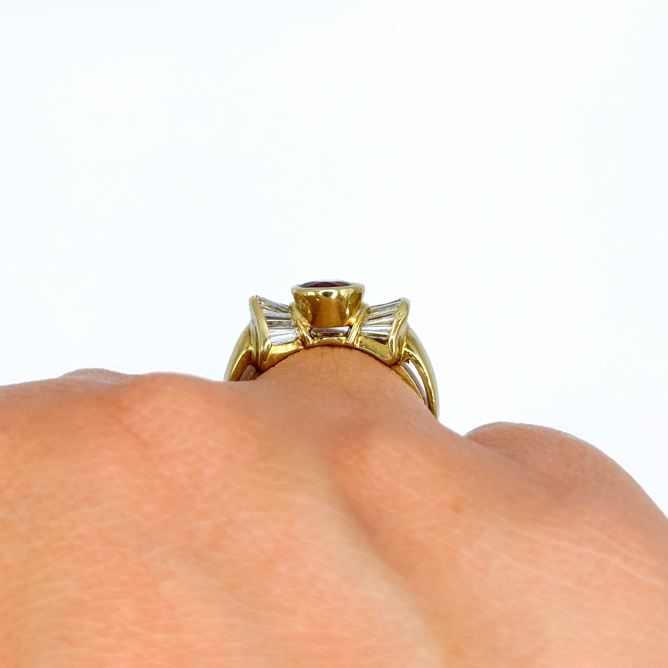 Yellow Gold 18 kt Ring with Oval-Cut Ruby and Diamonds - Image 6