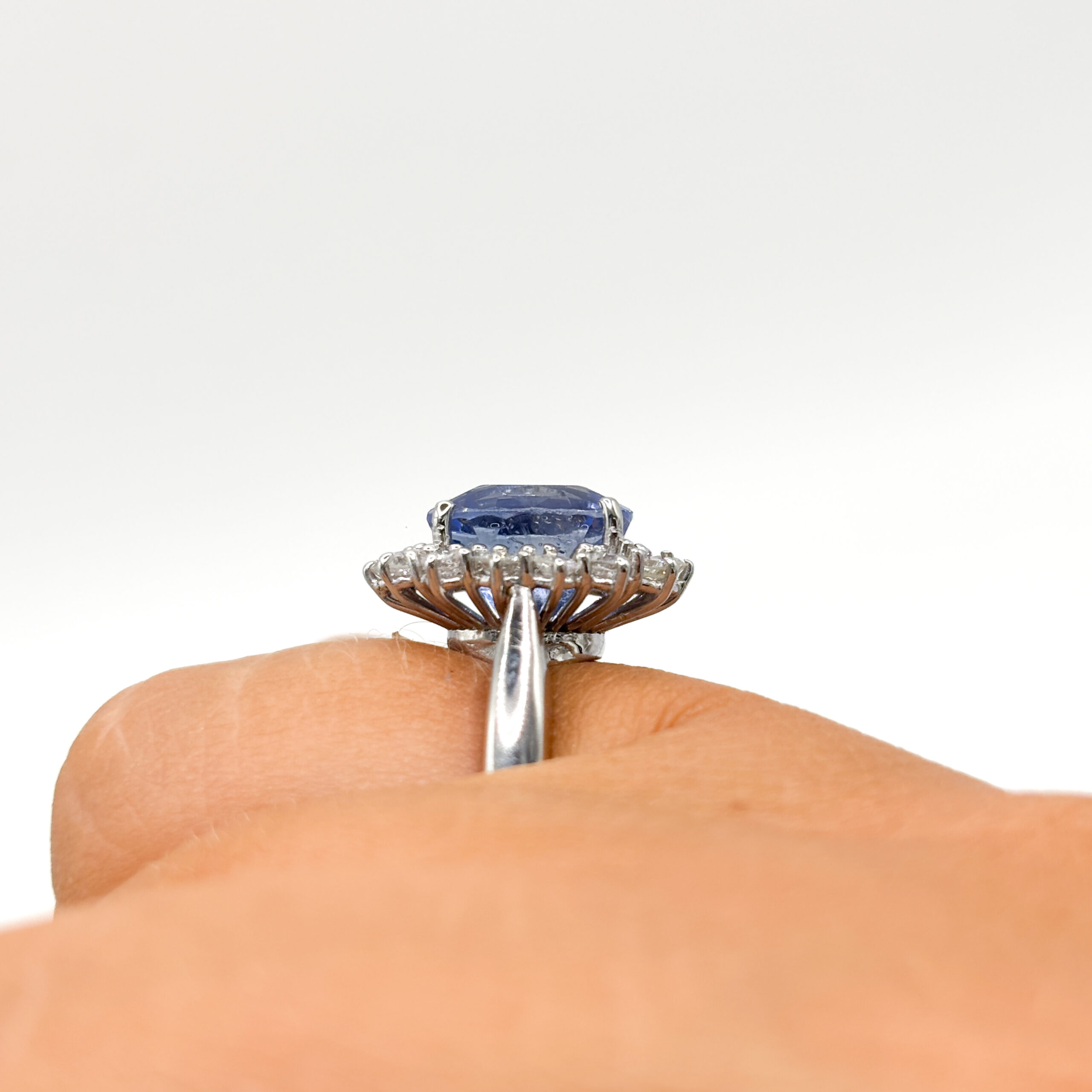 Anello in Oro Bianco 18 kt con Zaffiro No Heat e Diamanti - immagine 6