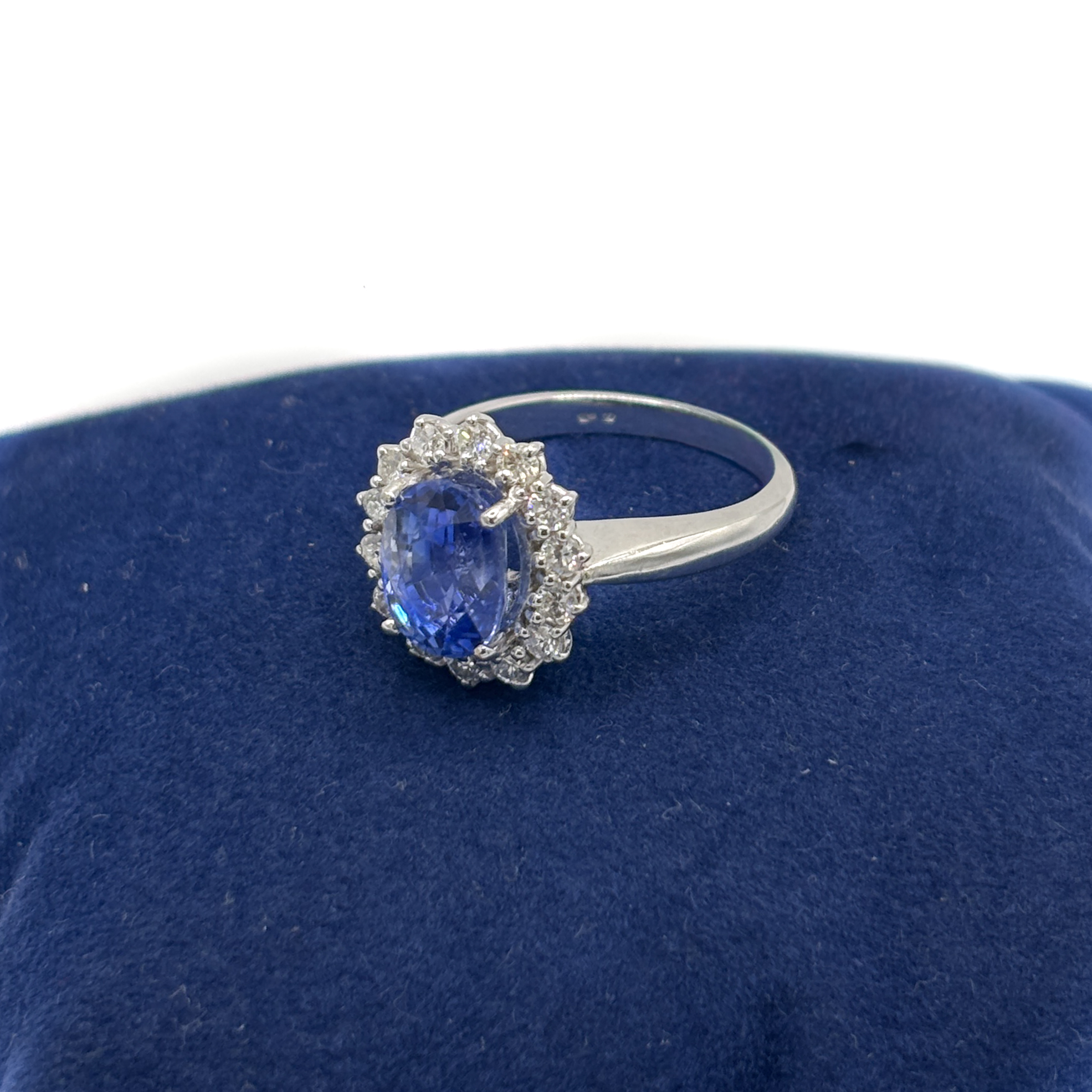 Anello in Oro Bianco 18 kt con Zaffiro No Heat e Diamanti - immagine 2