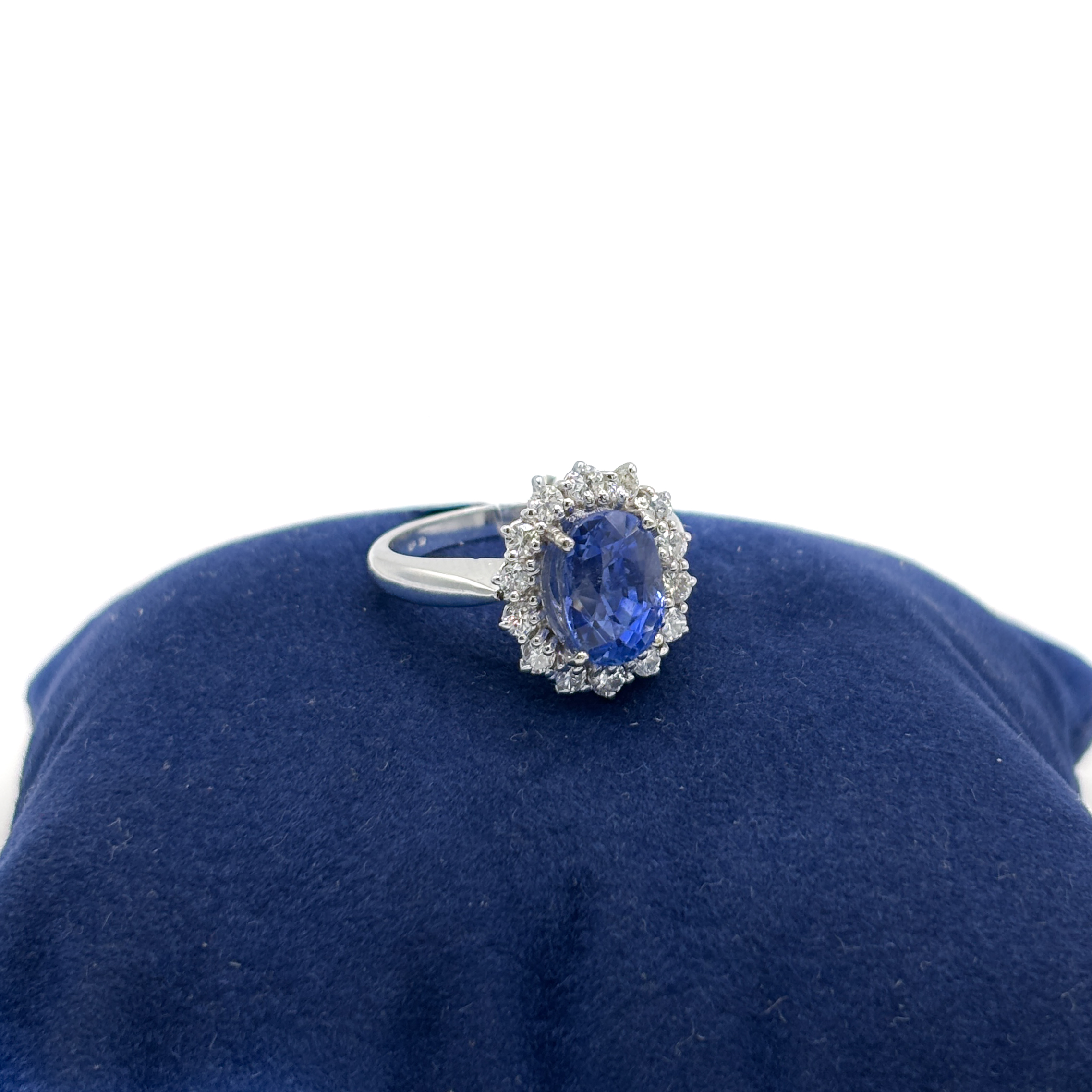 Anello in Oro Bianco 18 kt con Zaffiro No Heat e Diamanti - immagine 3