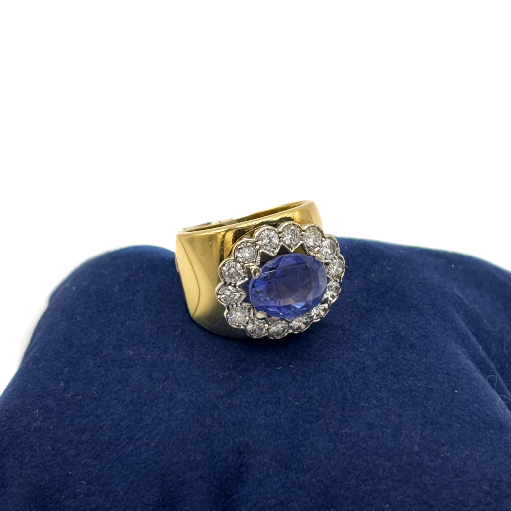 Ring in 18kt Yellow Gold with No Heat Sapphire and Diamonds