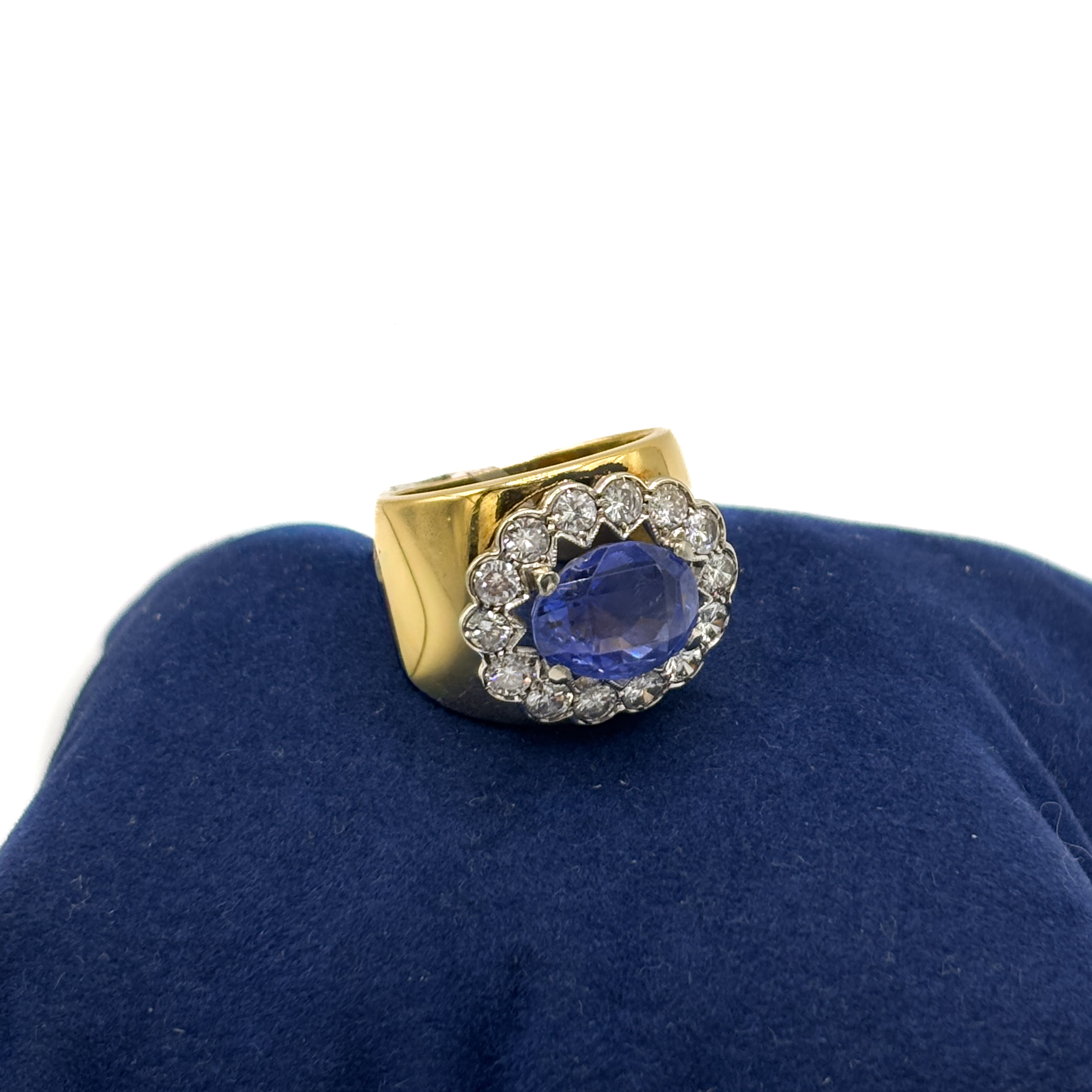 Anello in Oro Giallo 18 kt con Zaffiro No Heat e Diamanti