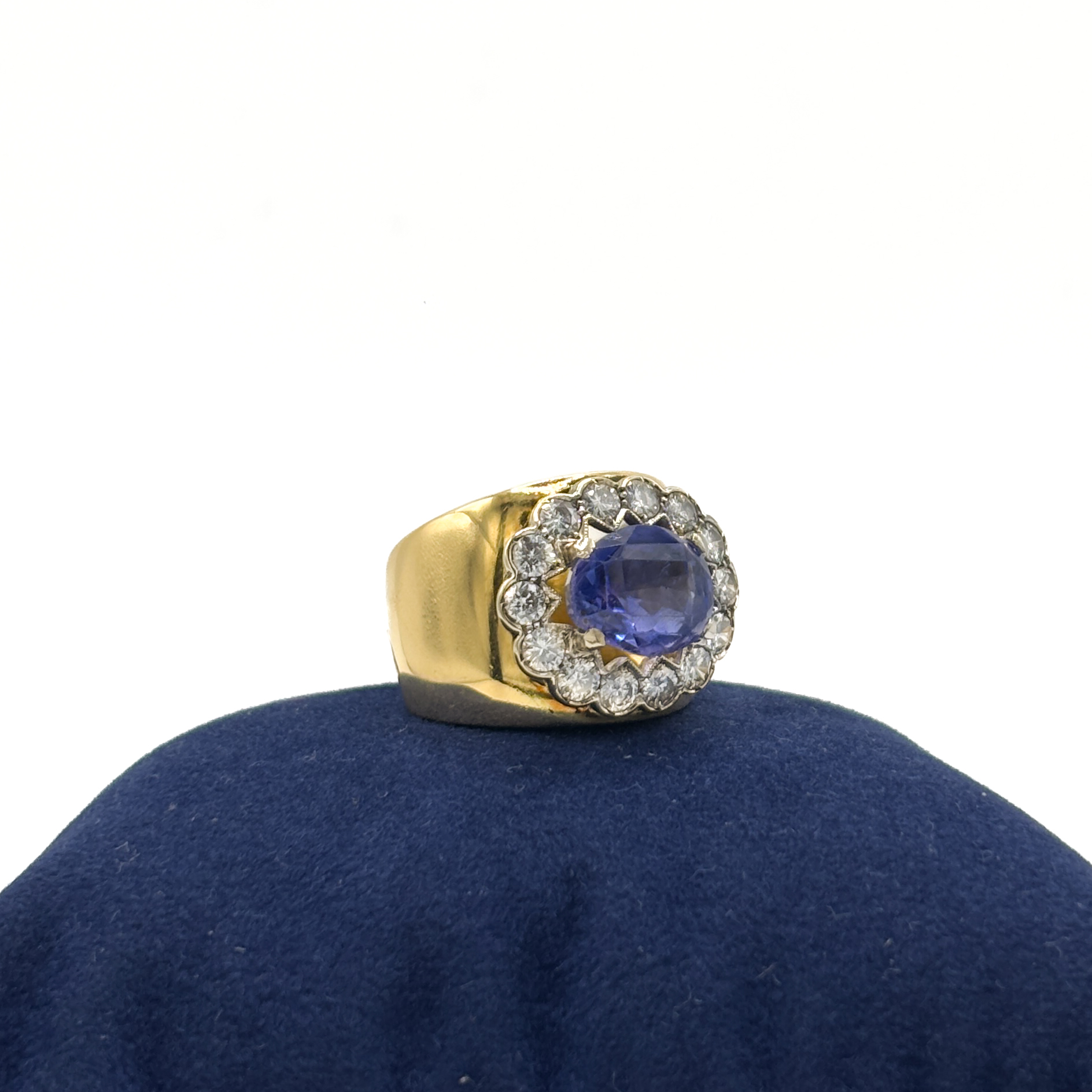 Anello in Oro Giallo 18 kt con Zaffiro No Heat e Diamanti - immagine 2