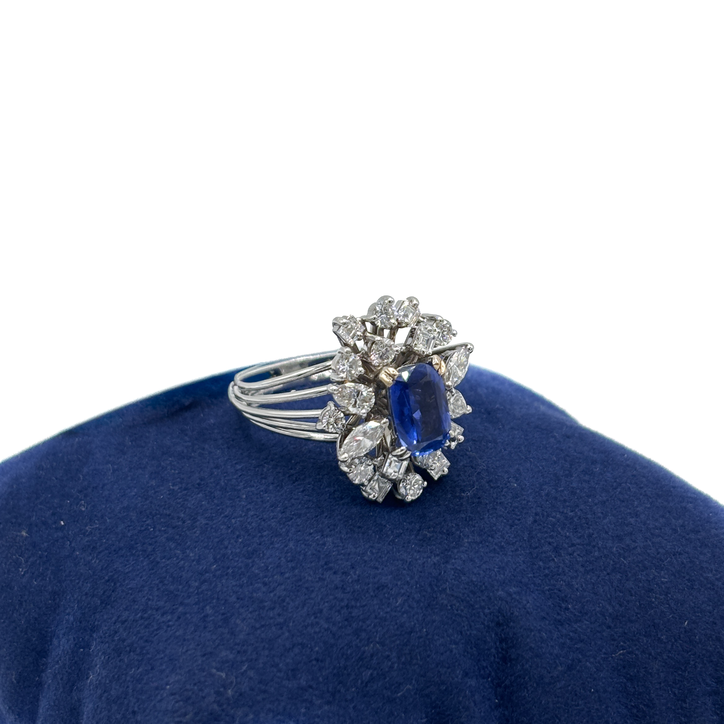 Anello in Oro Bianco 18 kt con Zaffiro No Heat e Diamanti - immagine 2