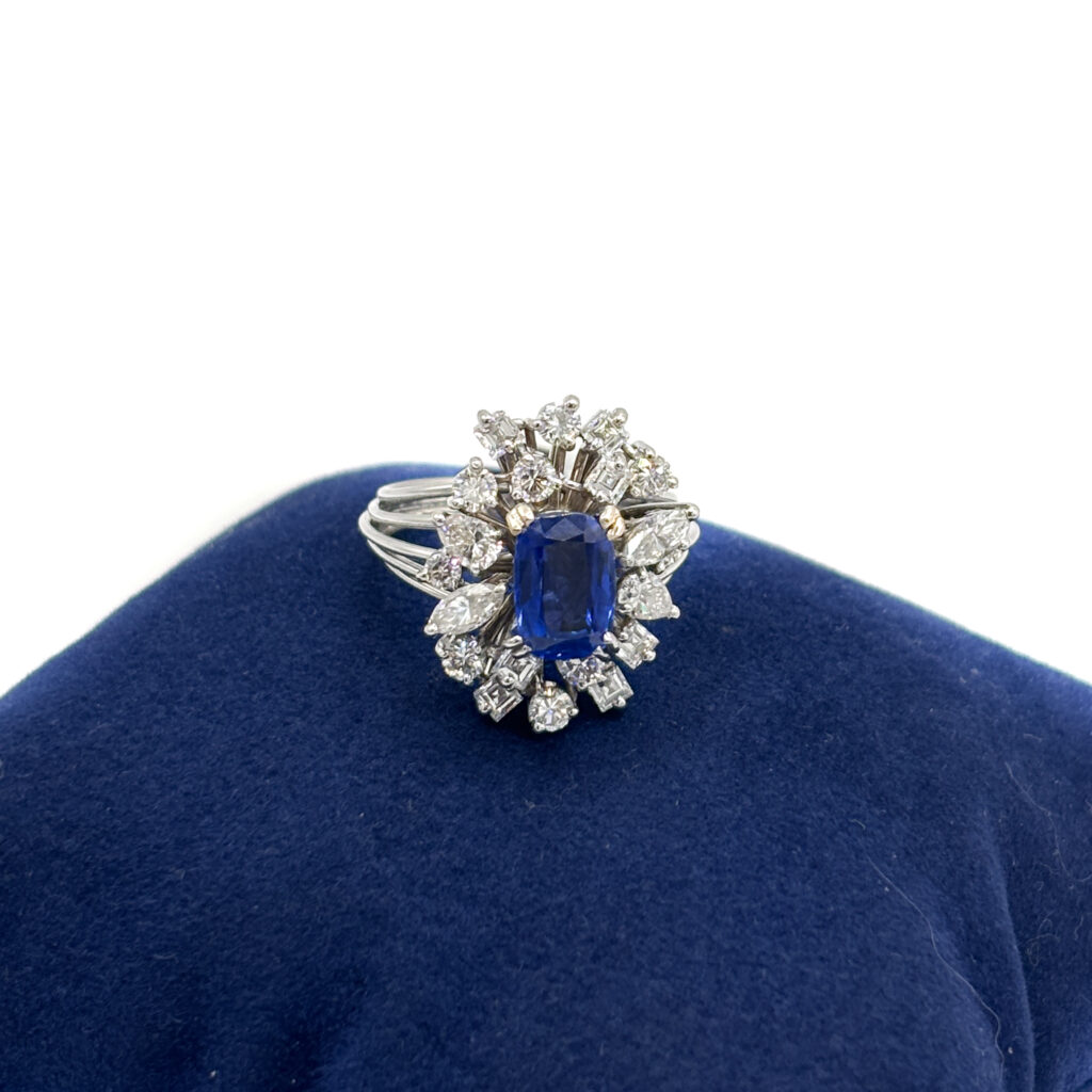 Ring in 18kt White Gold with No Heat Sapphire and Diamonds