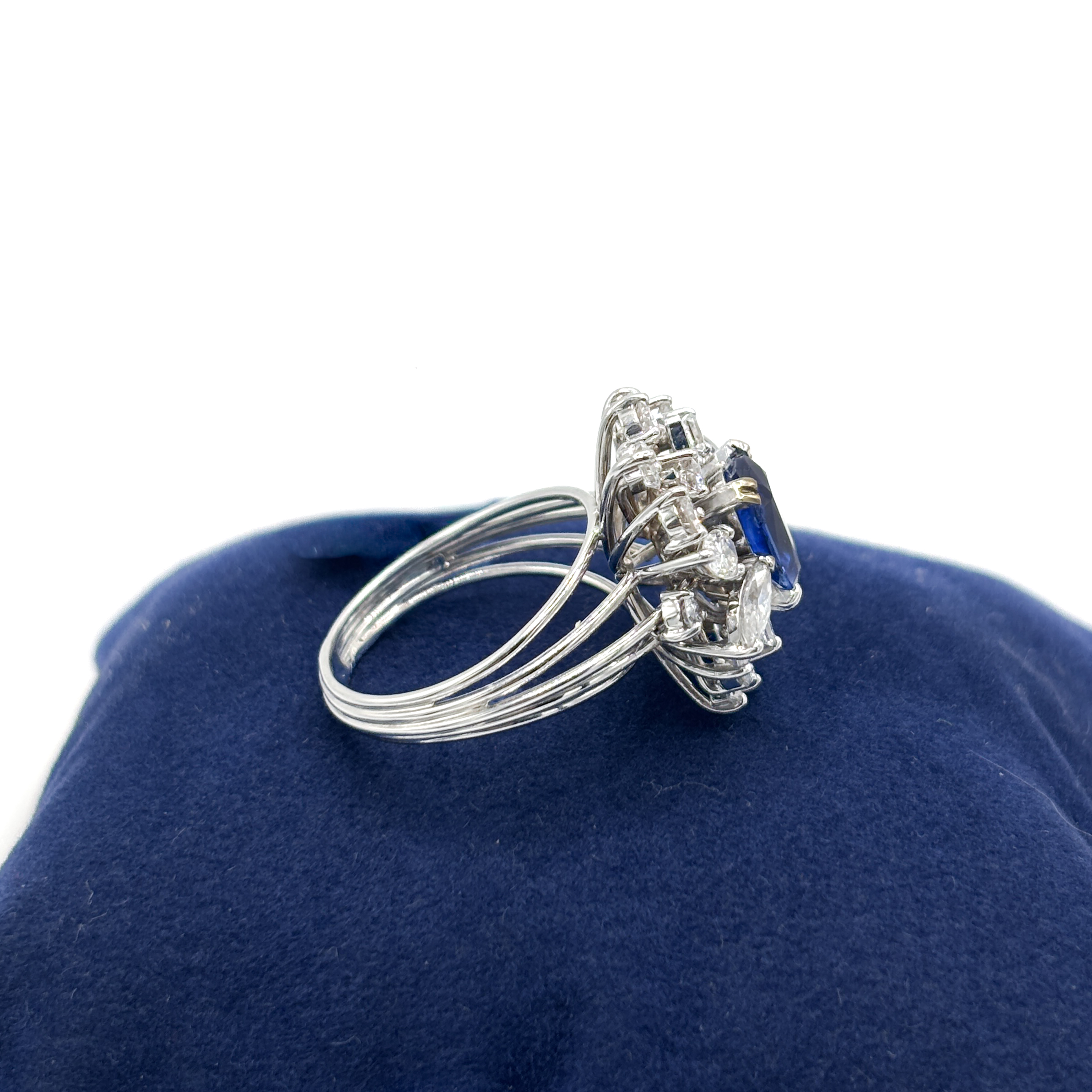 Anello in Oro Bianco 18 kt con Zaffiro No Heat e Diamanti - immagine 3