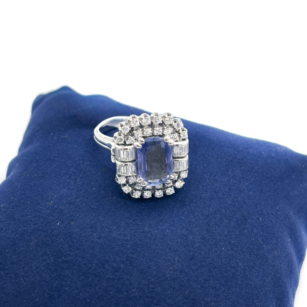 Anello in Oro Bianco 18 kt con Zaffiro No Heat Sri Lanka e Diamanti