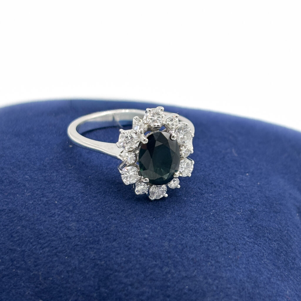 Ring in 18kt White Gold with Sapphire and Diamonds