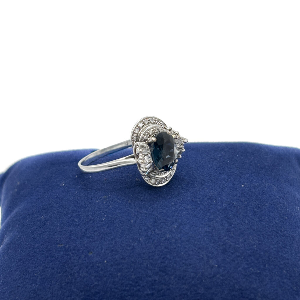Ring in 18kt White Gold with Sapphire and Diamonds