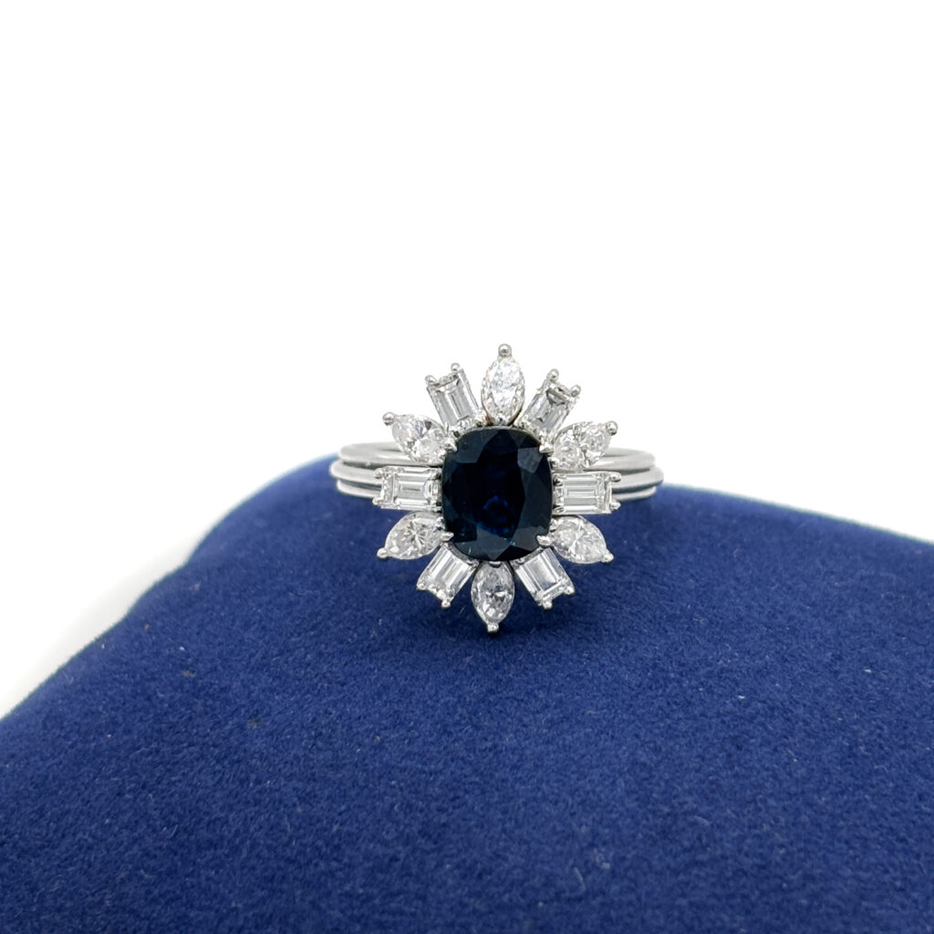 Ring in 18kt White Gold with Sapphire and Diamonds