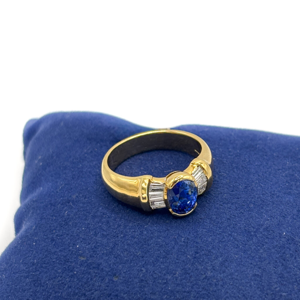 Ring in 18kt Yellow Gold with Sapphire and Diamonds