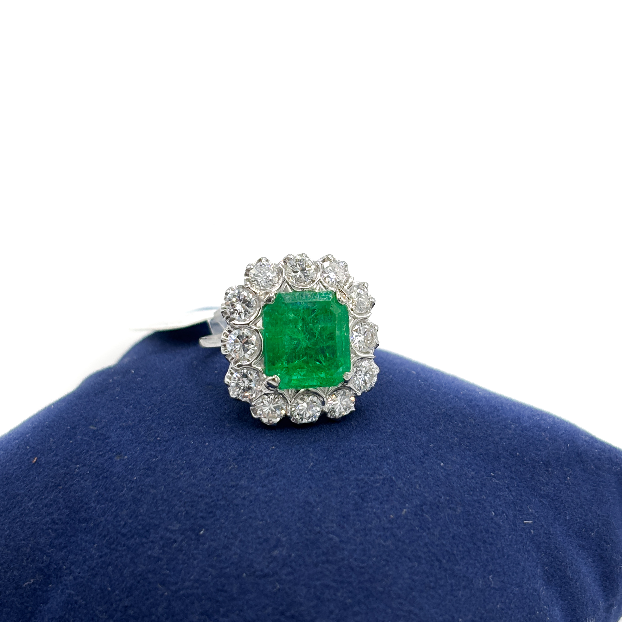 Anello in Oro Bianco 18 kt con Smeraldo Colombia ct 6,00 e Diamanti