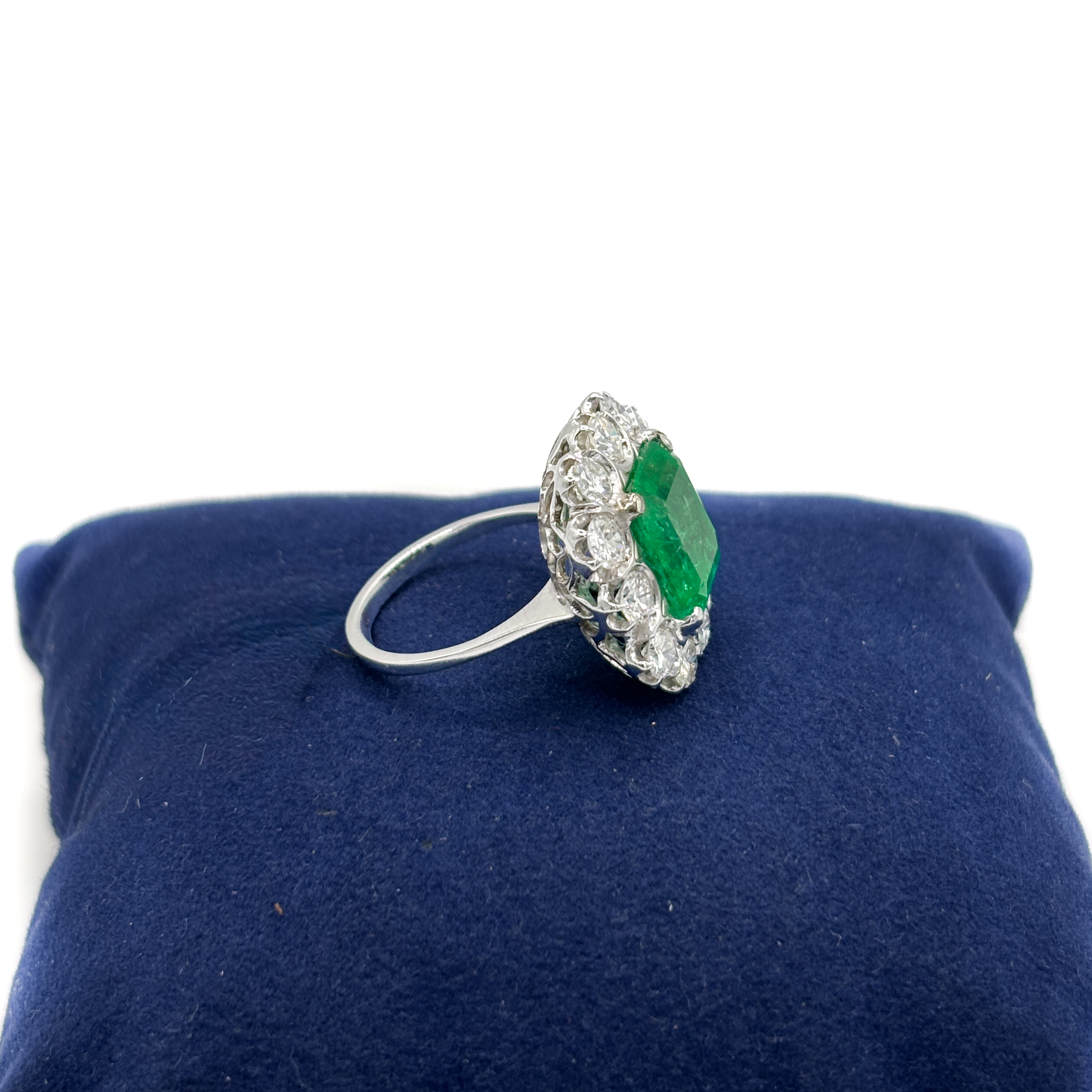 Anello in Oro Bianco 18 kt con Smeraldo Colombia ct 6,00 e Diamanti - immagine 2