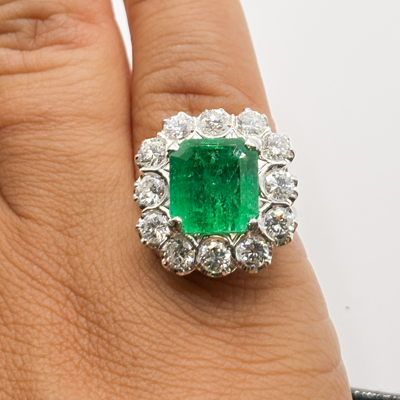 Anello in Oro Bianco 18 kt con Smeraldo Colombia ct 6,00 e Diamanti - immagine 10