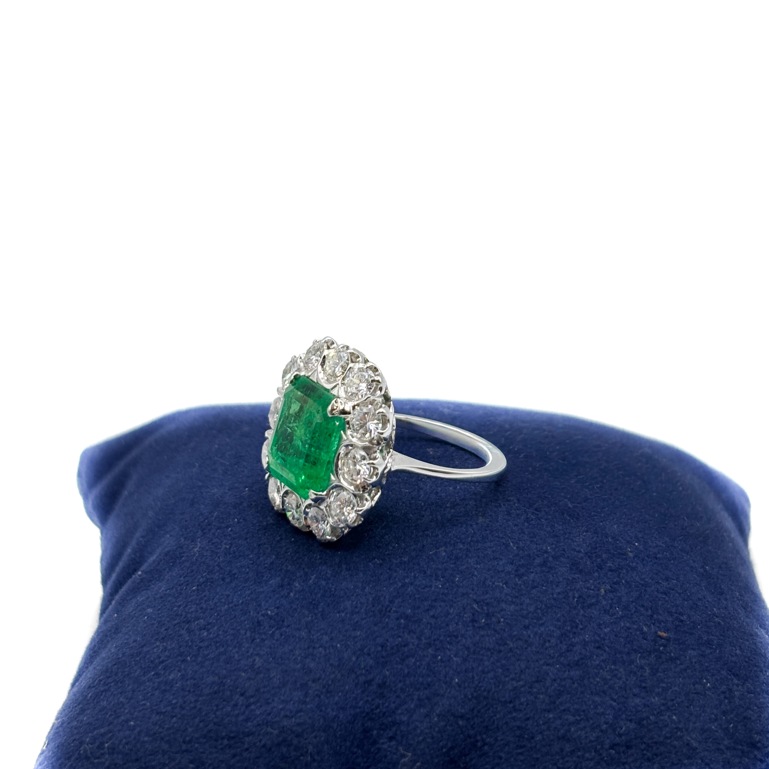 Anello in Oro Bianco 18 kt con Smeraldo Colombia ct 6,00 e Diamanti - immagine 3