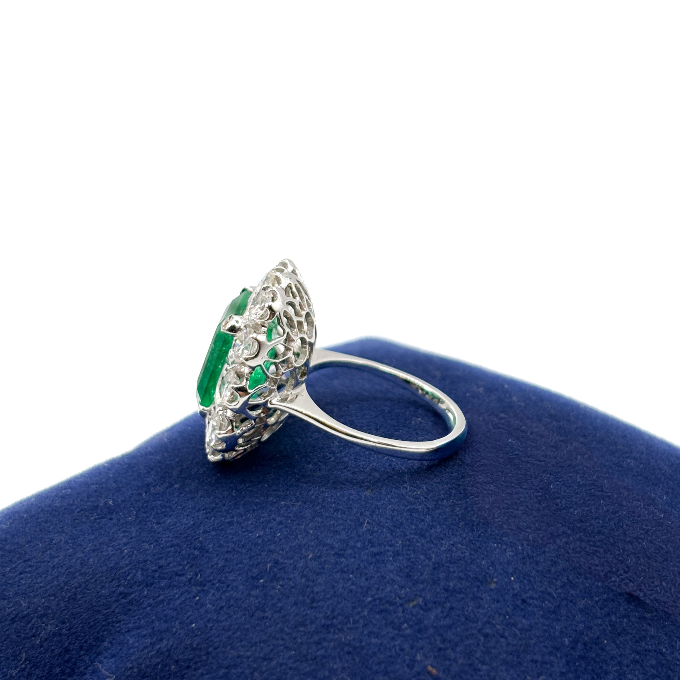 Anello in Oro Bianco 18 kt con Smeraldo Colombia ct 6,00 e Diamanti - immagine 4