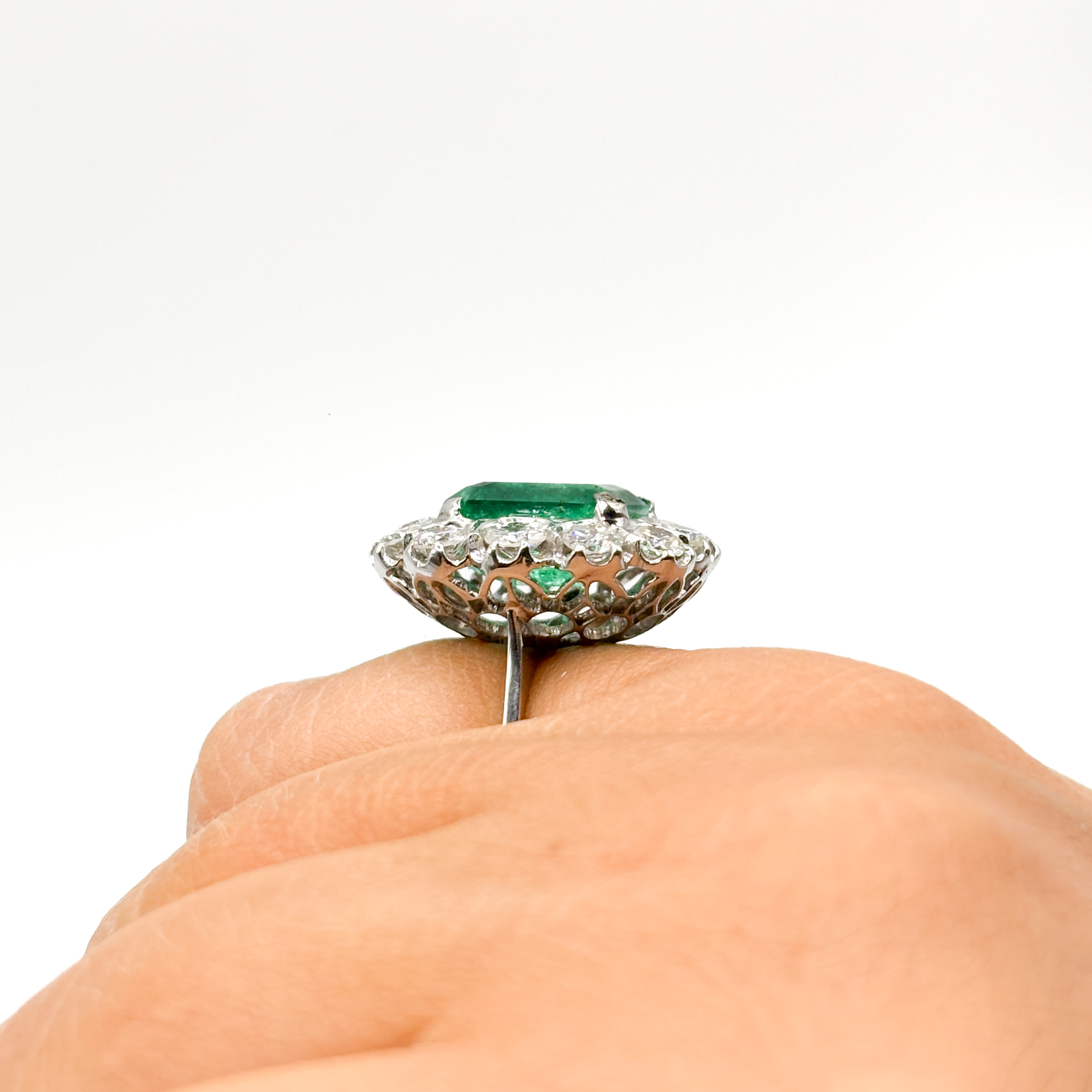 Anello in Oro Bianco 18 kt con Smeraldo Colombia ct 6,00 e Diamanti - immagine 11