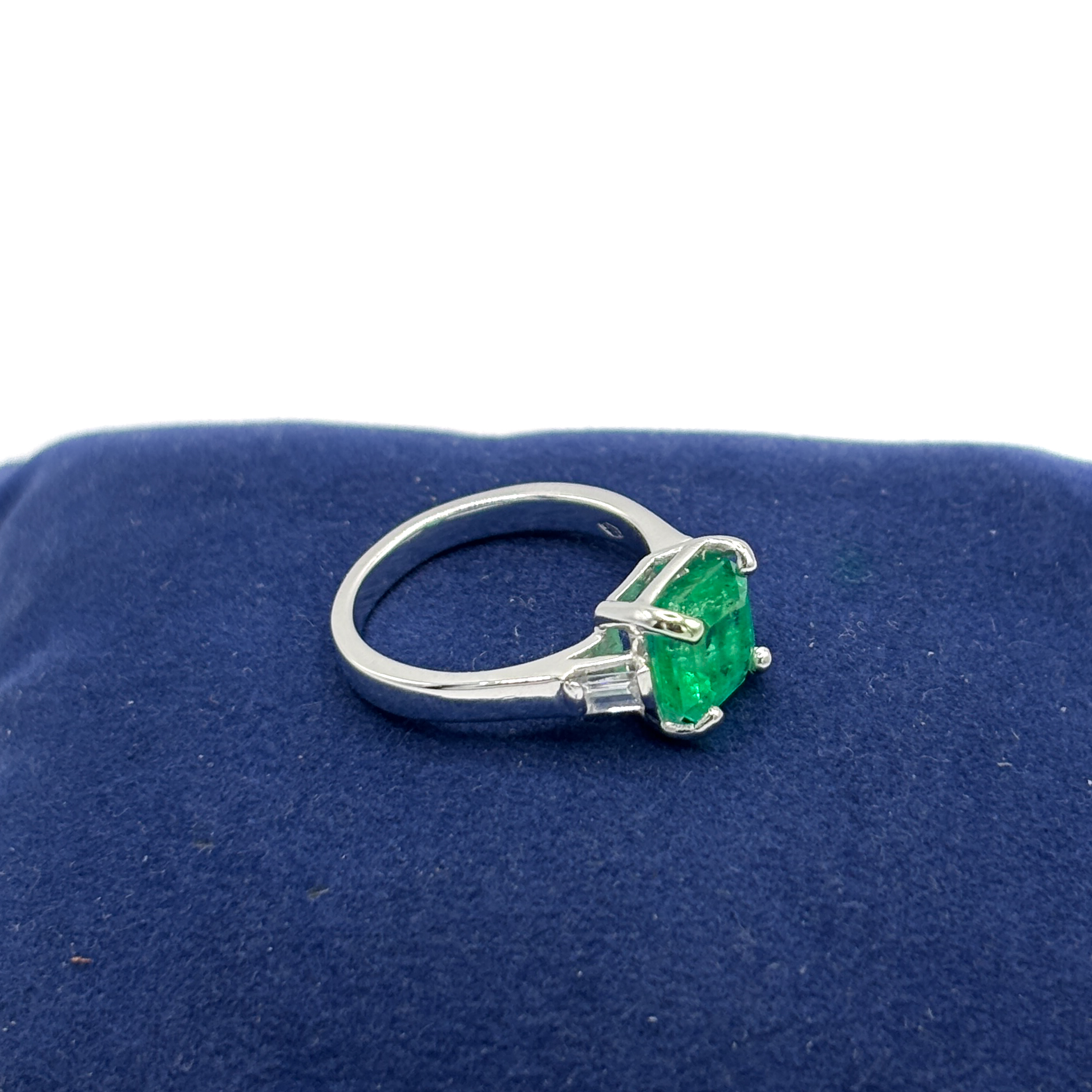 White Gold 18 kt Ring with Emerald and Diamonds - Image 2