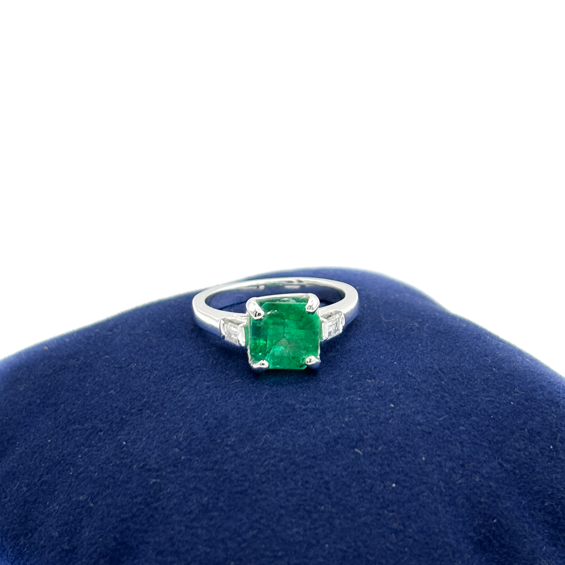 White Gold 18 kt Ring with Emerald and Diamonds