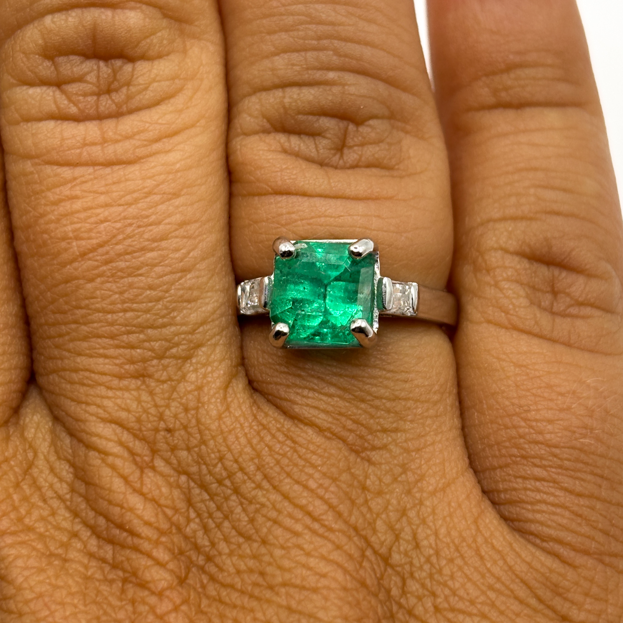 White Gold 18 kt Ring with Emerald and Diamonds - Image 7