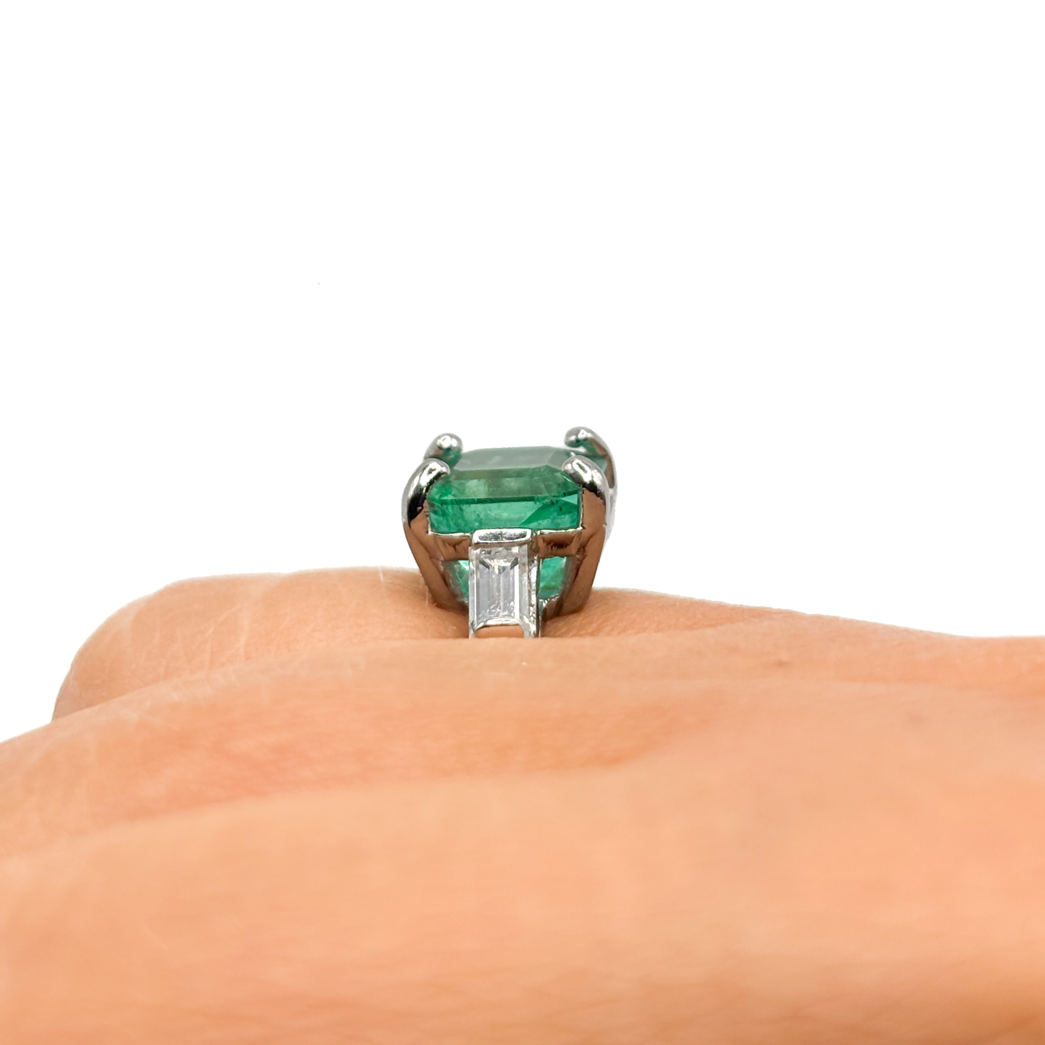 White Gold 18 kt Ring with Emerald and Diamonds - Image 8