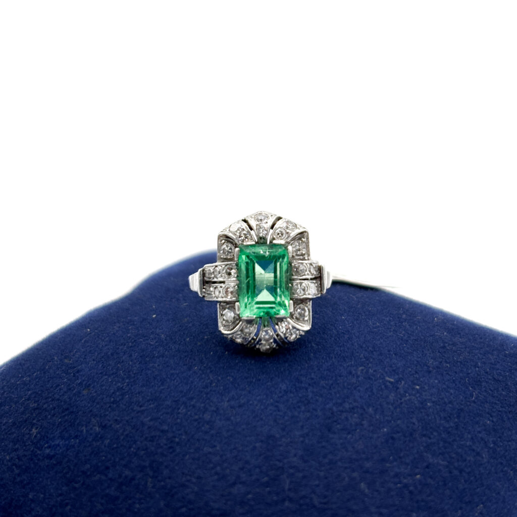 Anello in Platino con Smeraldo ct 1.25 e Diamanti